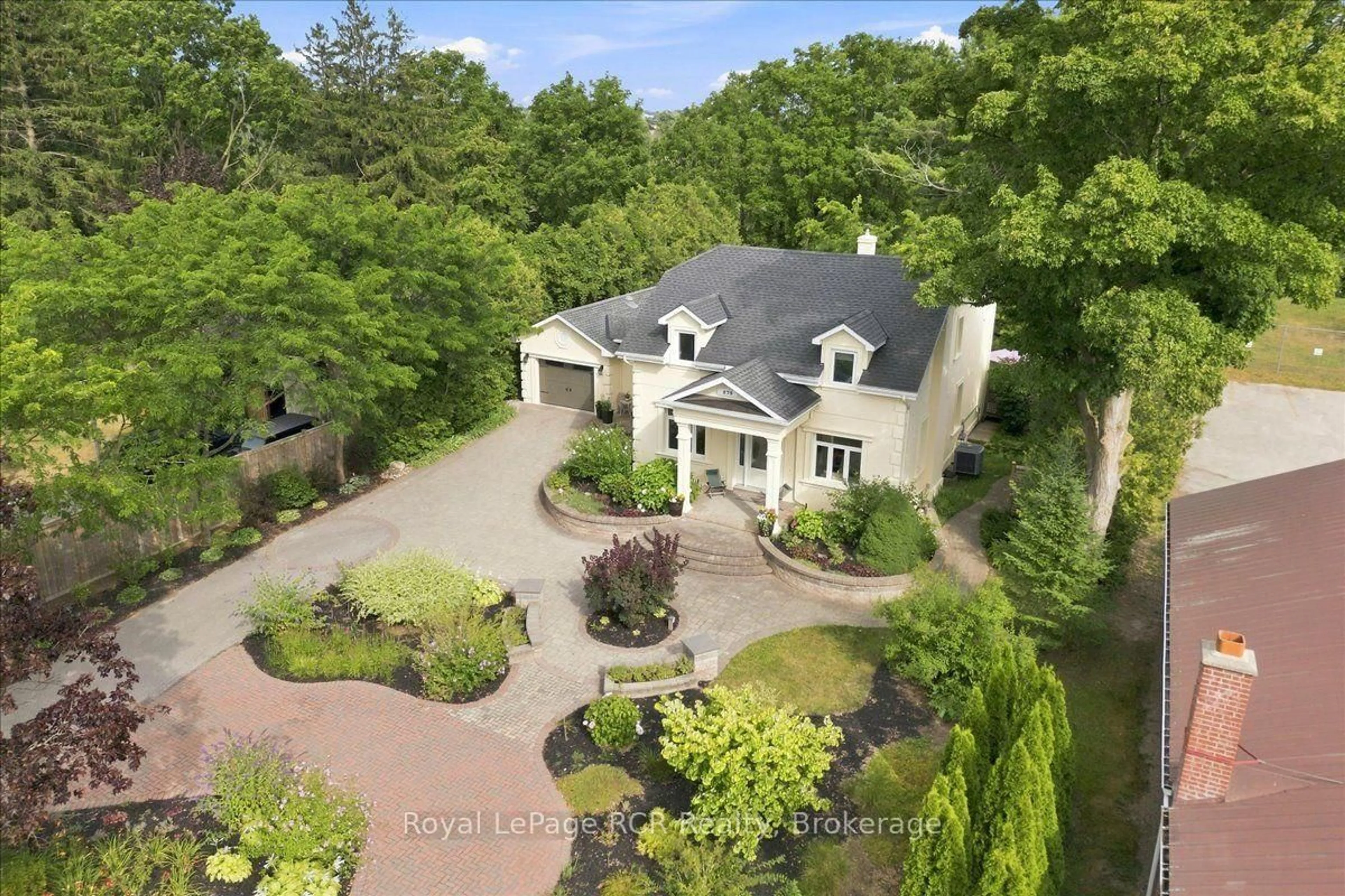 A pic from outside/outdoor area/front of a property/back of a property/a pic from drone, unknown for 575 Queen St, Kincardine Ontario N2Z 2J1