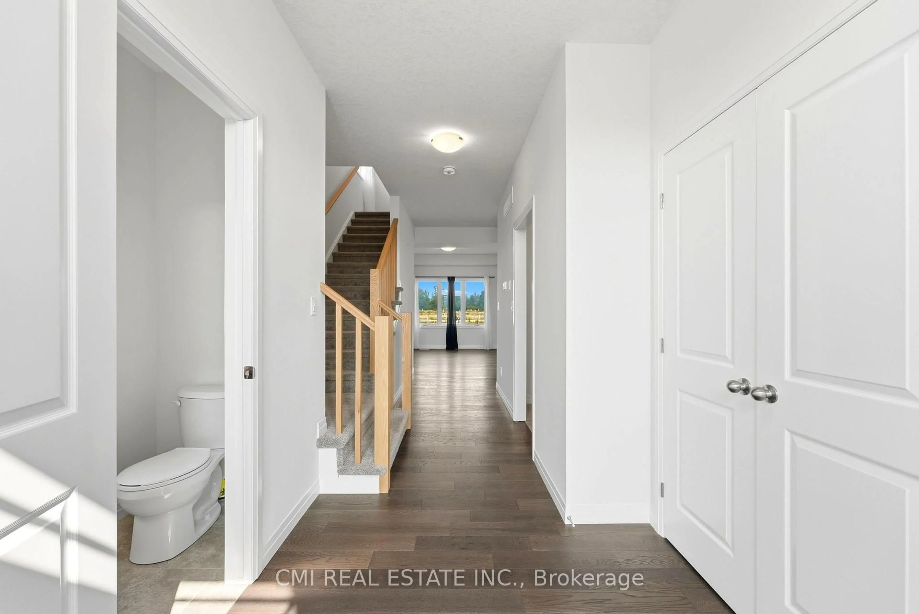 Indoor entryway for 128 Dempsey Dr, Stratford Ontario N5A 0K5