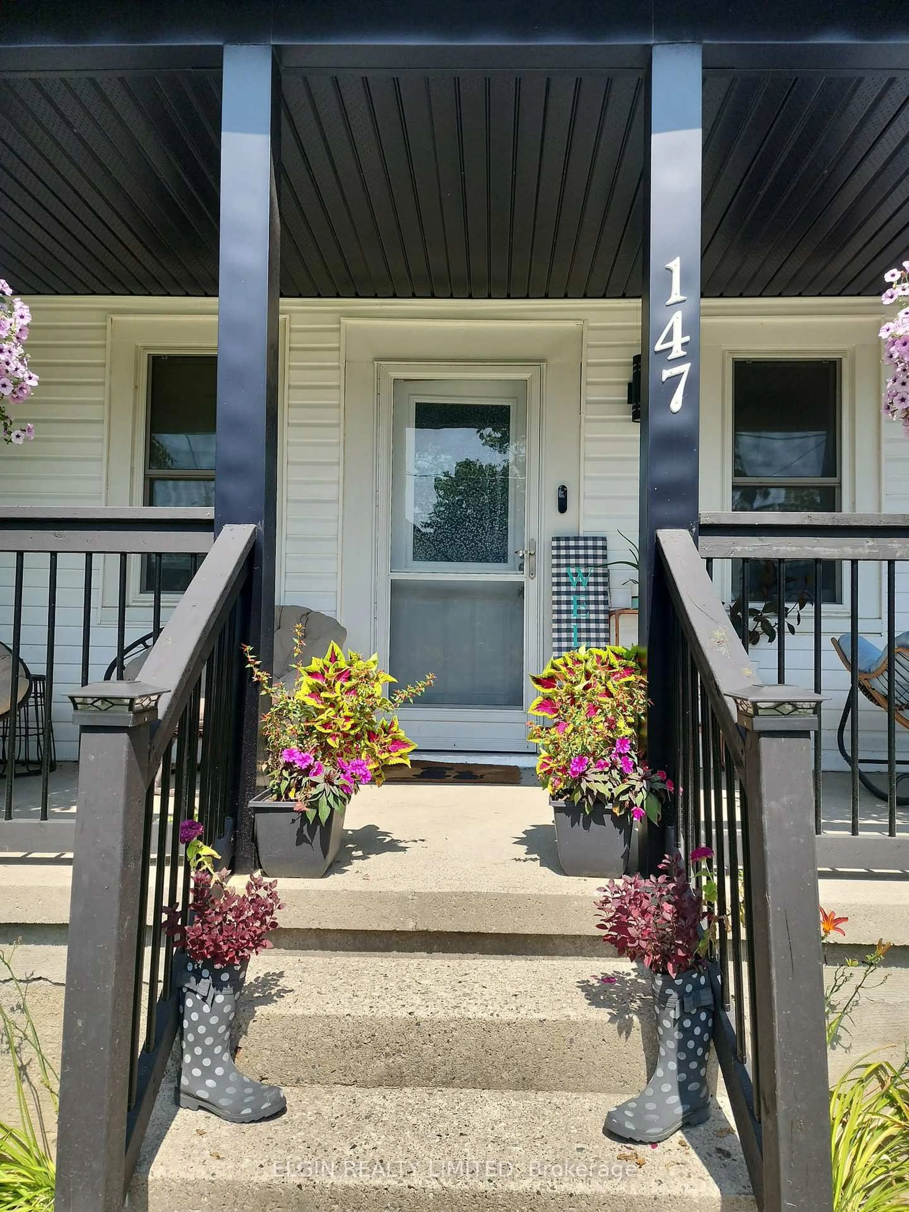 Indoor entryway for 147 Victoria St, Southwest Middlesex Ontario N0L 1M0