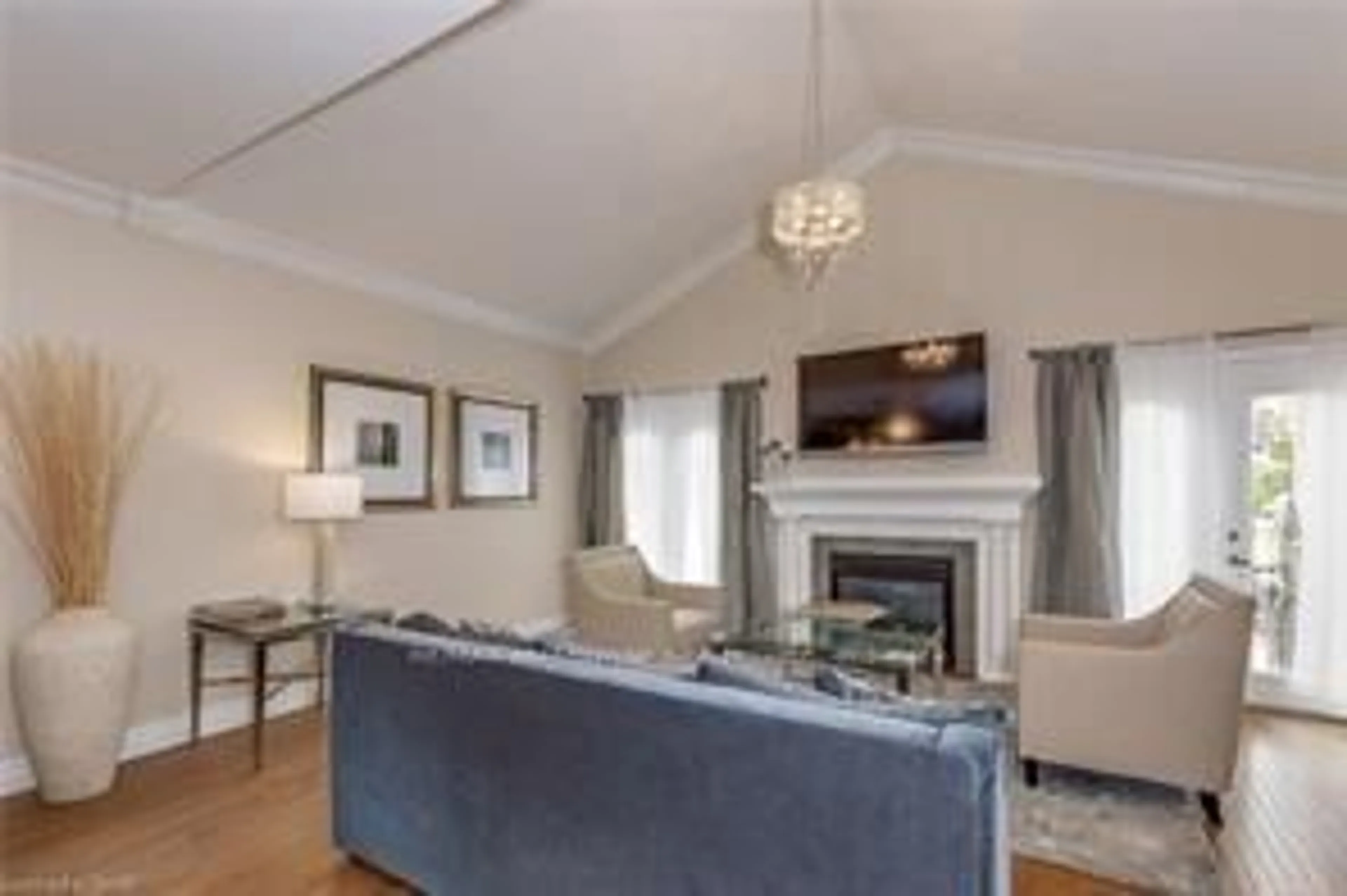Living room with furniture, wood/laminate floor for 480 HAMILTON Dr, Hamilton Ontario L9G 2E7