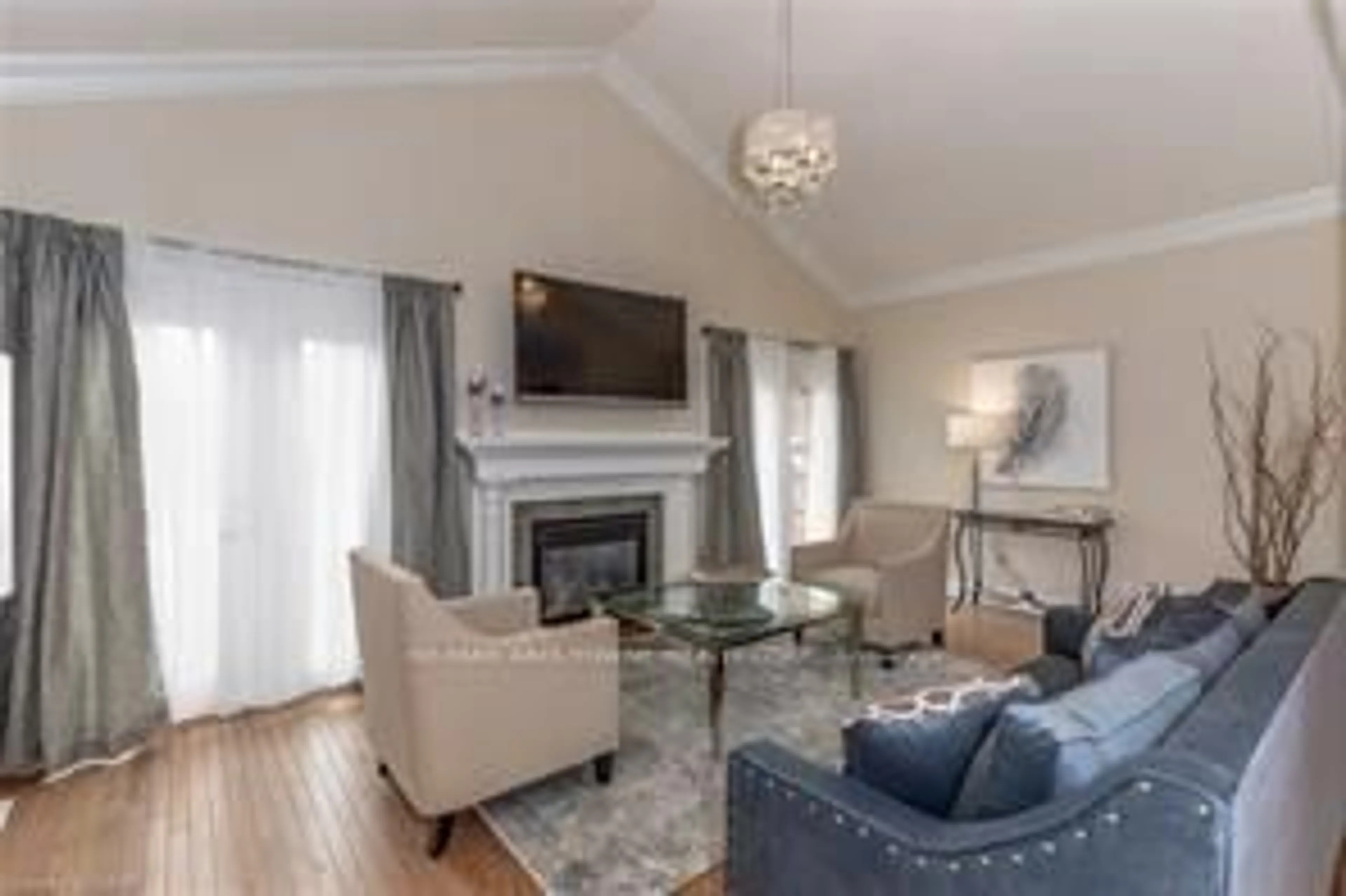 Living room with furniture, wood/laminate floor for 480 HAMILTON Dr, Hamilton Ontario L9G 2E7