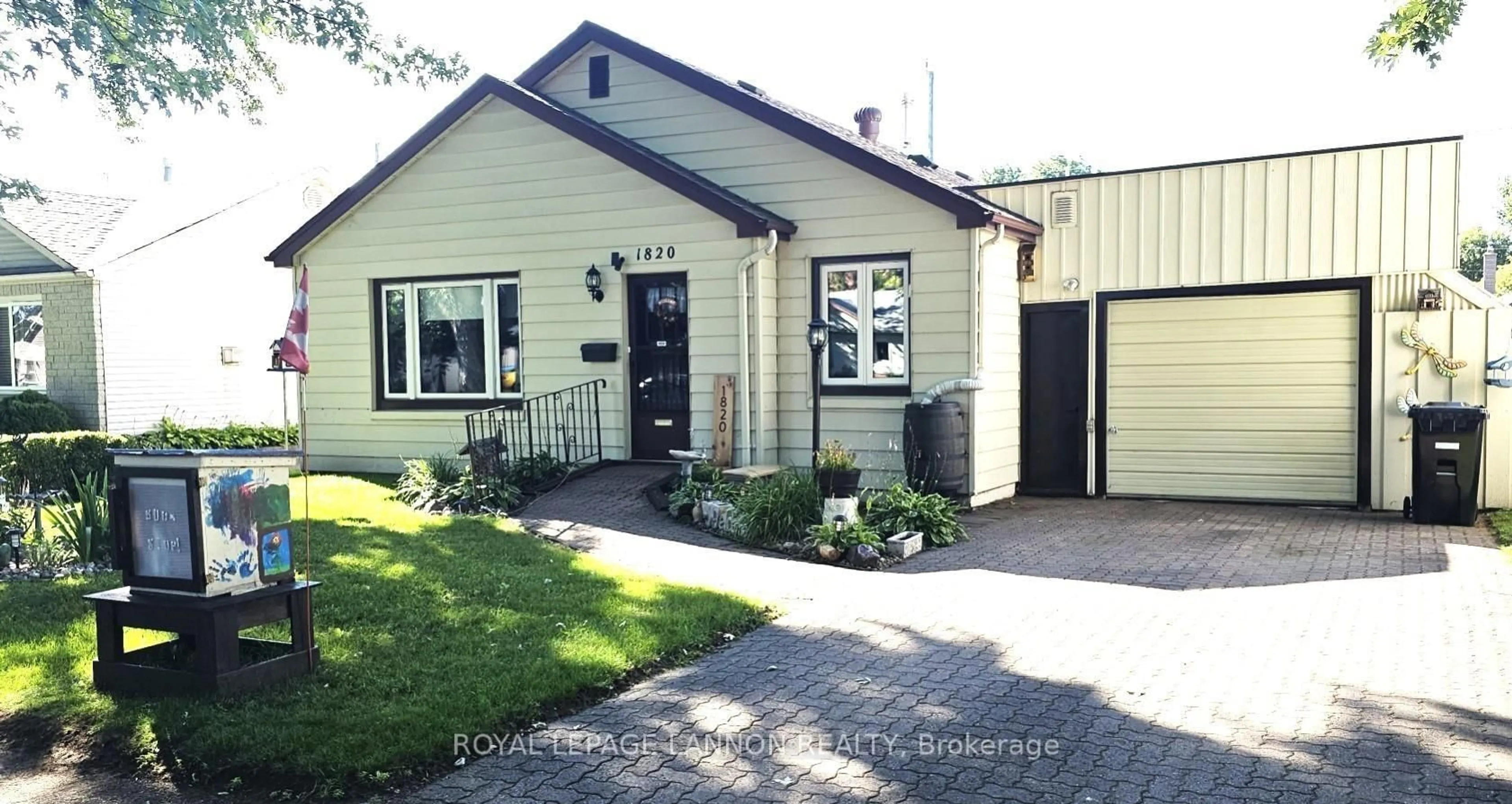 Home with vinyl exterior material, street for 1820 Hamilton Ave, Thunder Bay Ontario P7E 4Y1