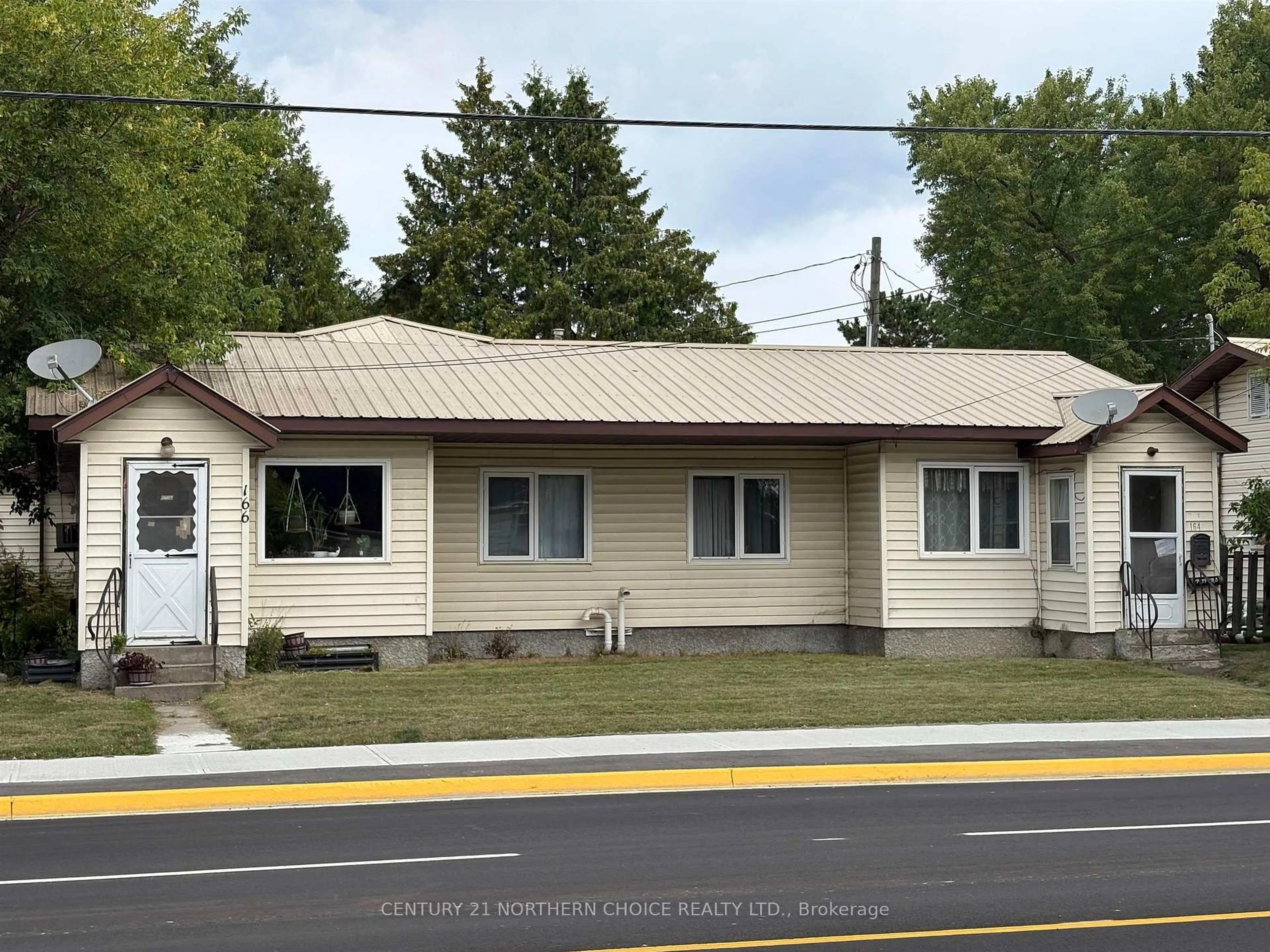 Home with vinyl exterior material, unknown for 160-166 Third St, Fort Frances Ontario P9A 3A3
