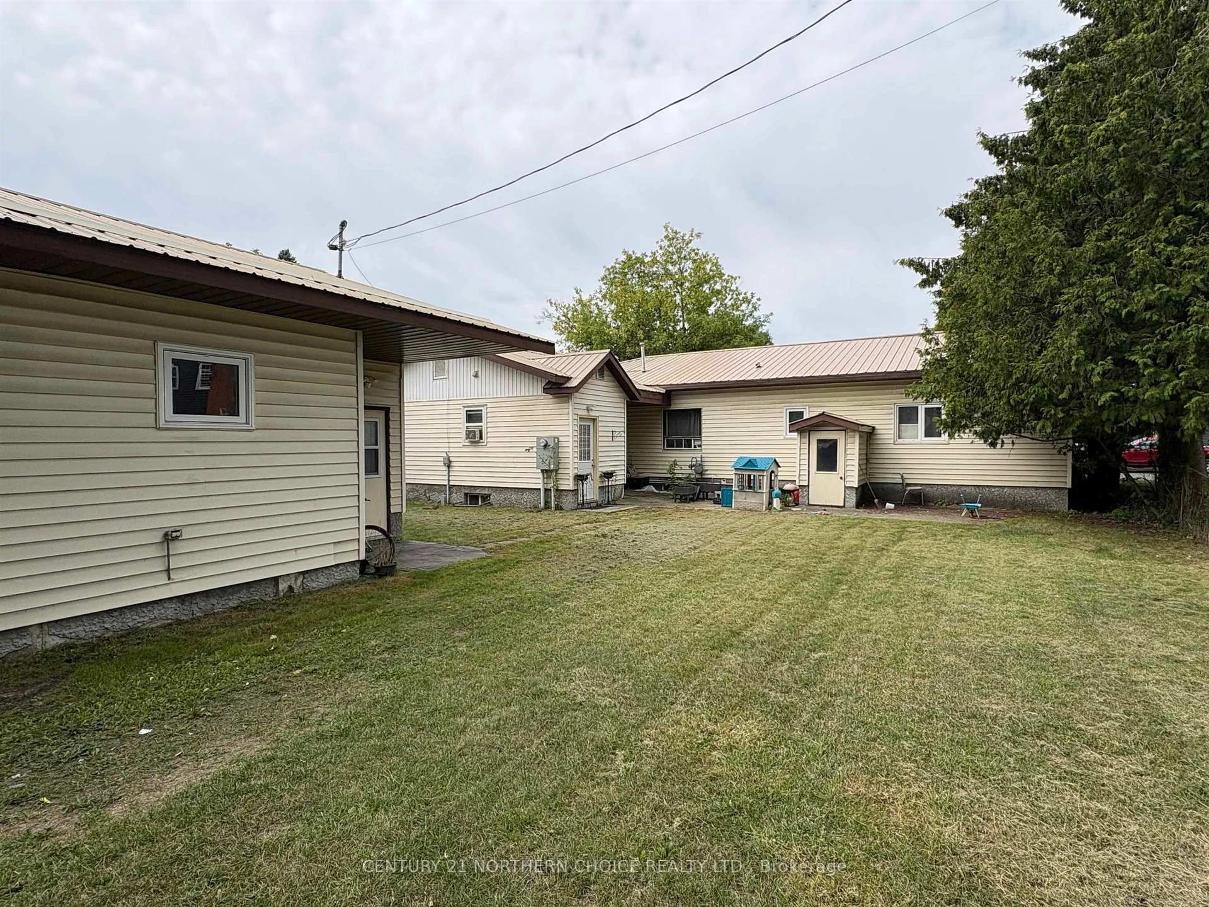 A pic from outside/outdoor area/front of a property/back of a property/a pic from drone, street for 160-166 Third St, Fort Frances Ontario P9A 3A3