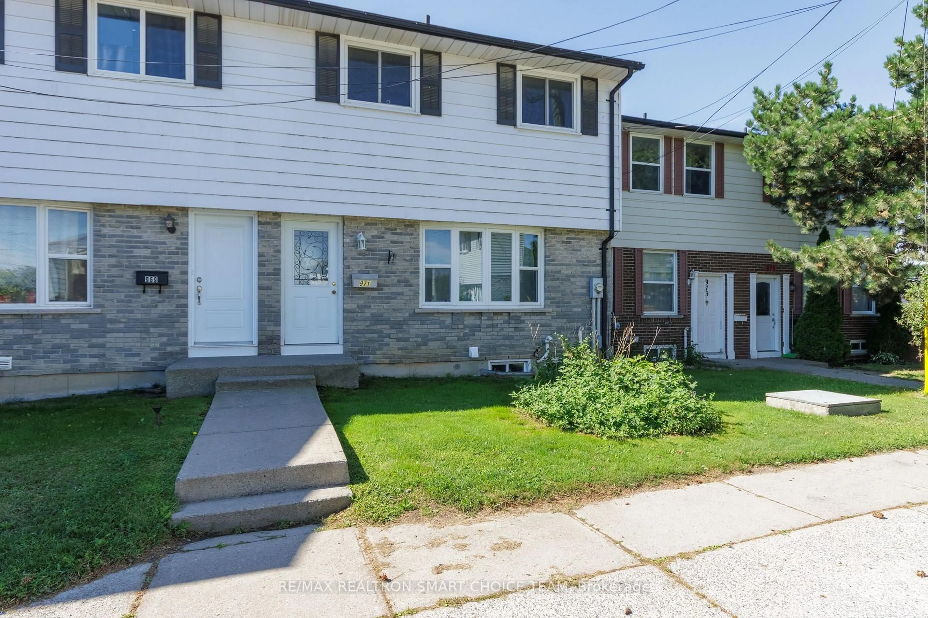 Home with vinyl exterior material, street for 971 Oakview Ave, Kingston Ontario K7M 6W9