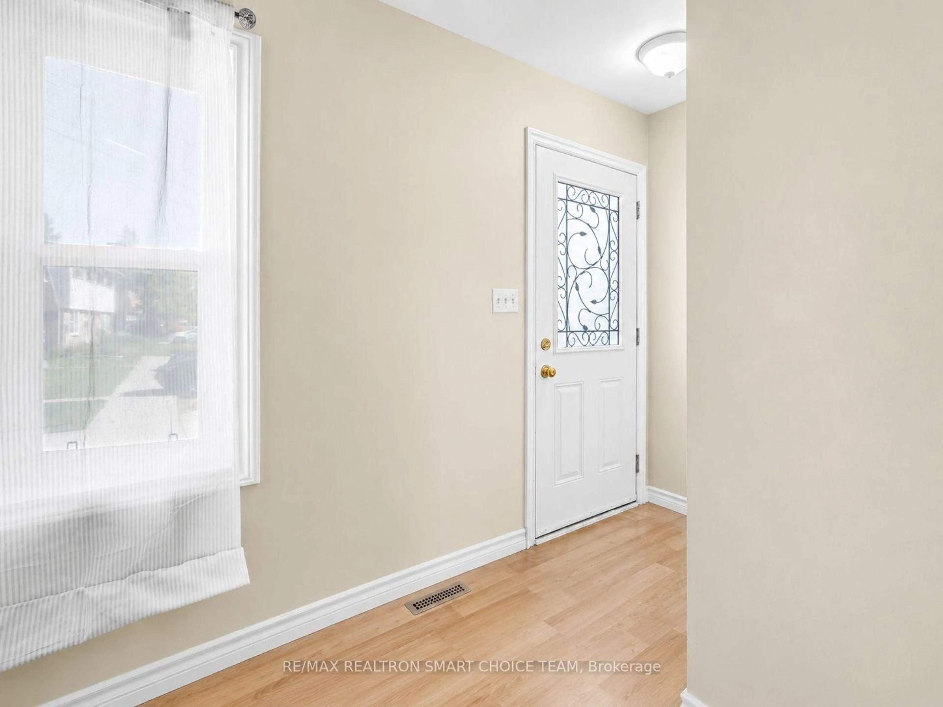 Indoor entryway for 971 Oakview Ave, Kingston Ontario K7M 6W9