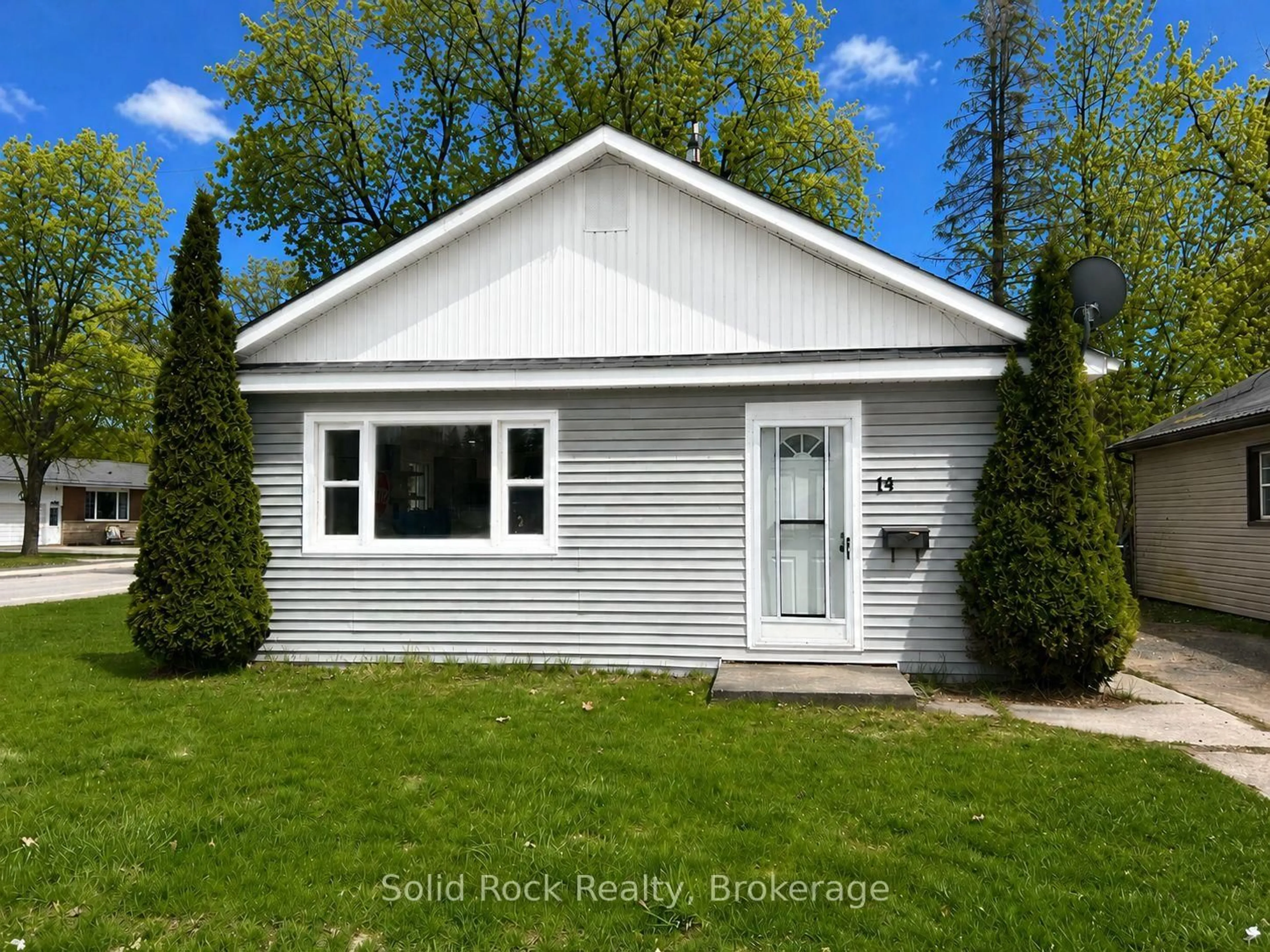 Home with vinyl exterior material, building for 14 Linn St, Limoges Ontario K0K 2M0