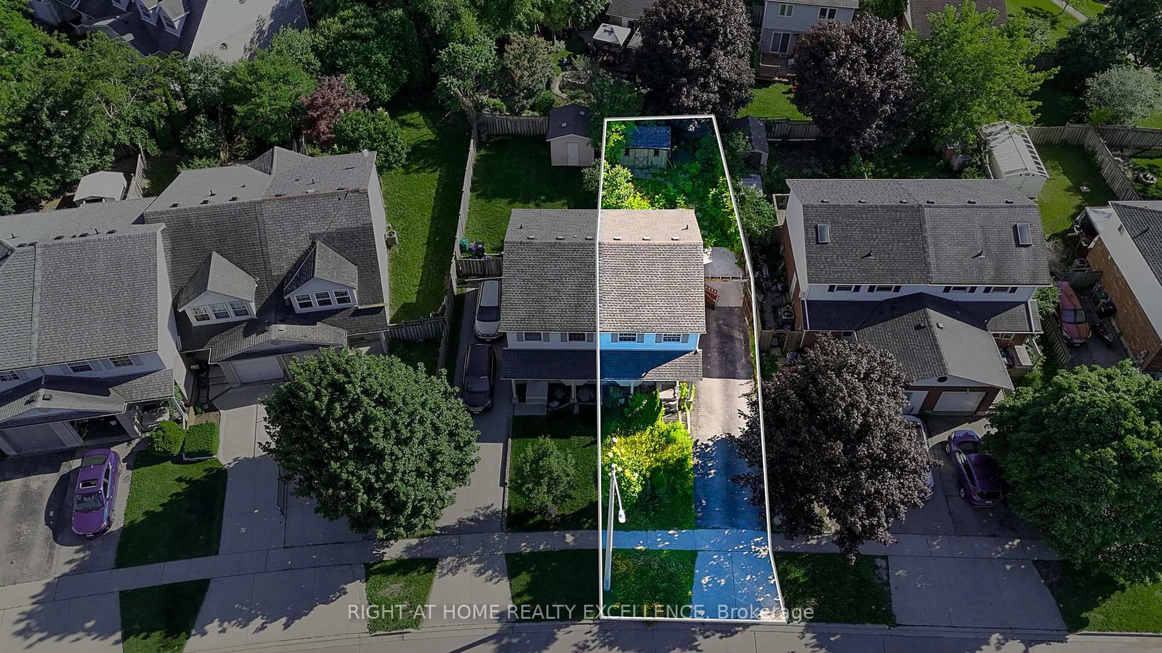 A pic from outside/outdoor area/front of a property/back of a property/a pic from drone, street for 1007 ELGIN St, Cambridge Ontario N1R 8J4