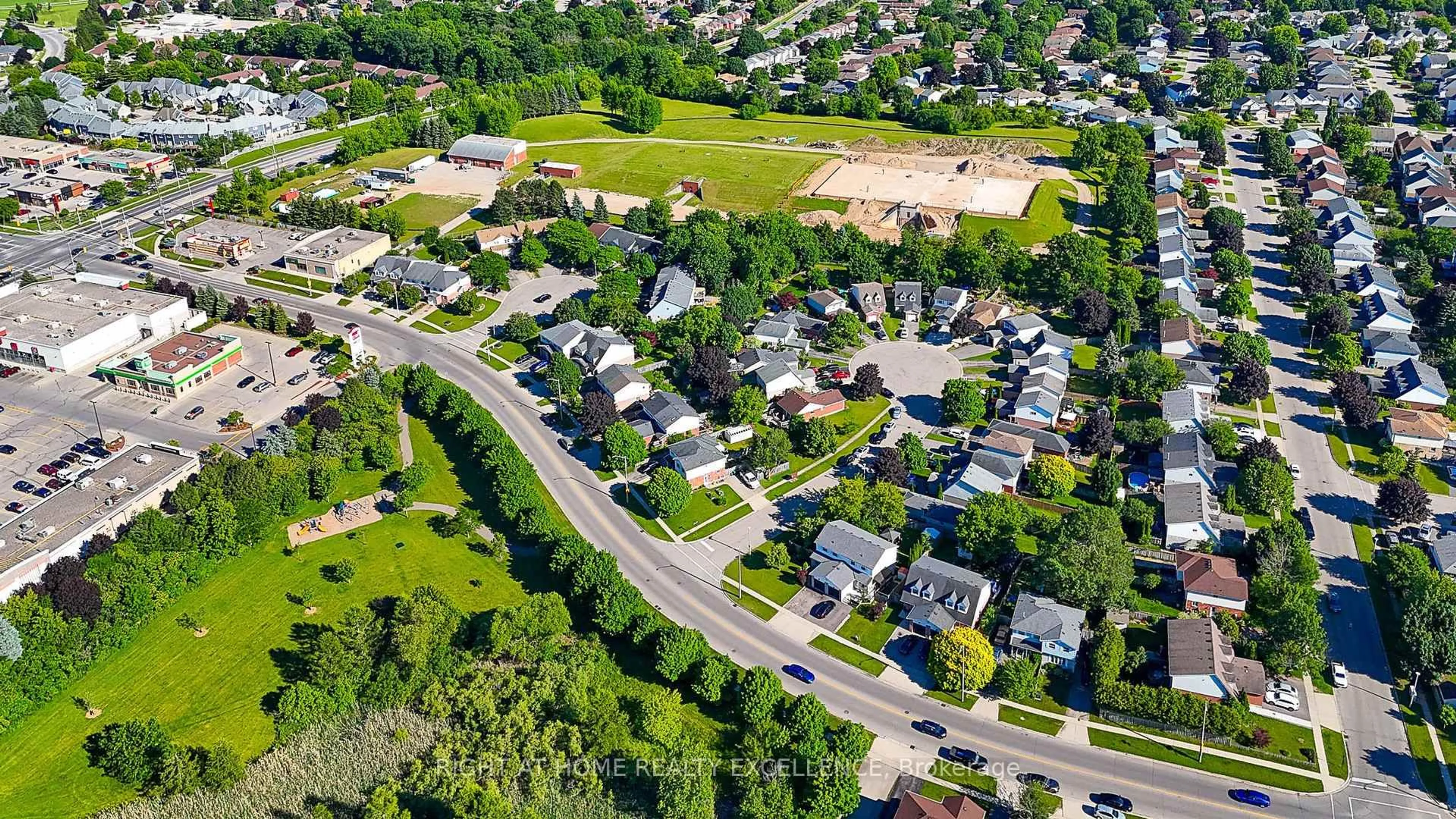 A pic from outside/outdoor area/front of a property/back of a property/a pic from drone, street for 1007 ELGIN St, Cambridge Ontario N1R 8J4