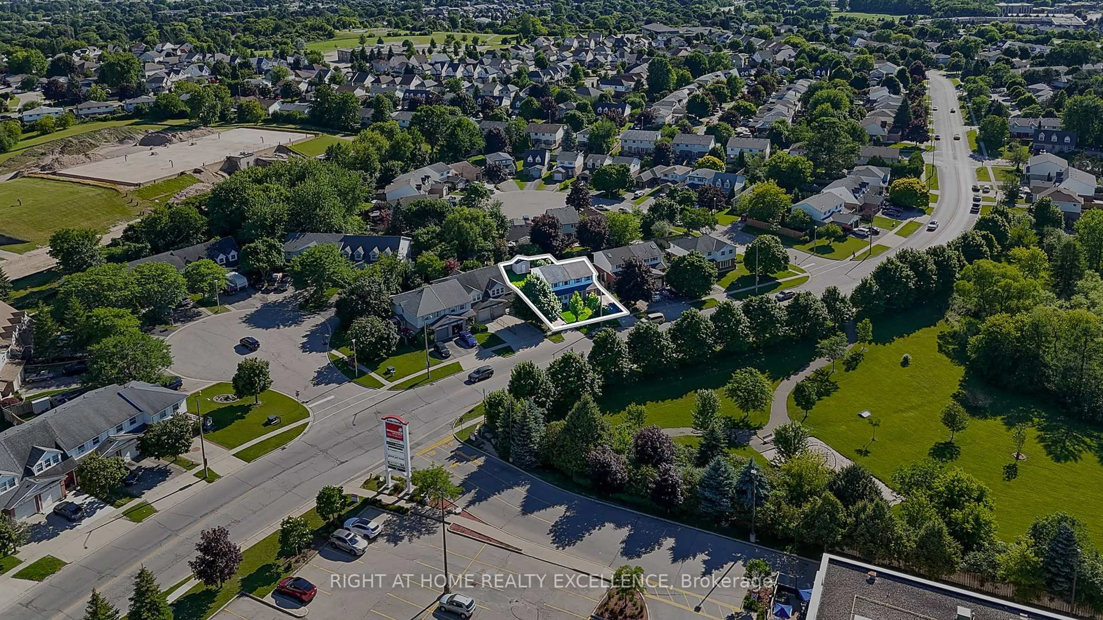 A pic from outside/outdoor area/front of a property/back of a property/a pic from drone, street for 1007 ELGIN St, Cambridge Ontario N1R 8J4