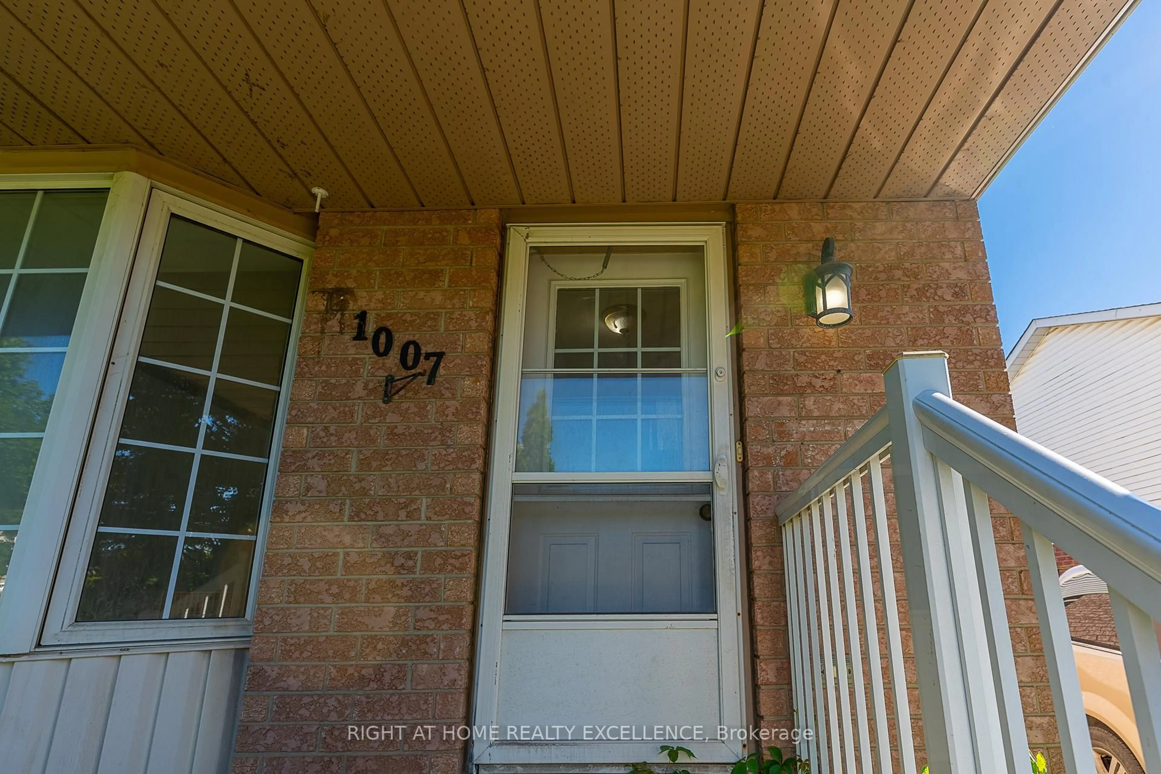 Indoor entryway for 1007 ELGIN St, Cambridge Ontario N1R 8J4