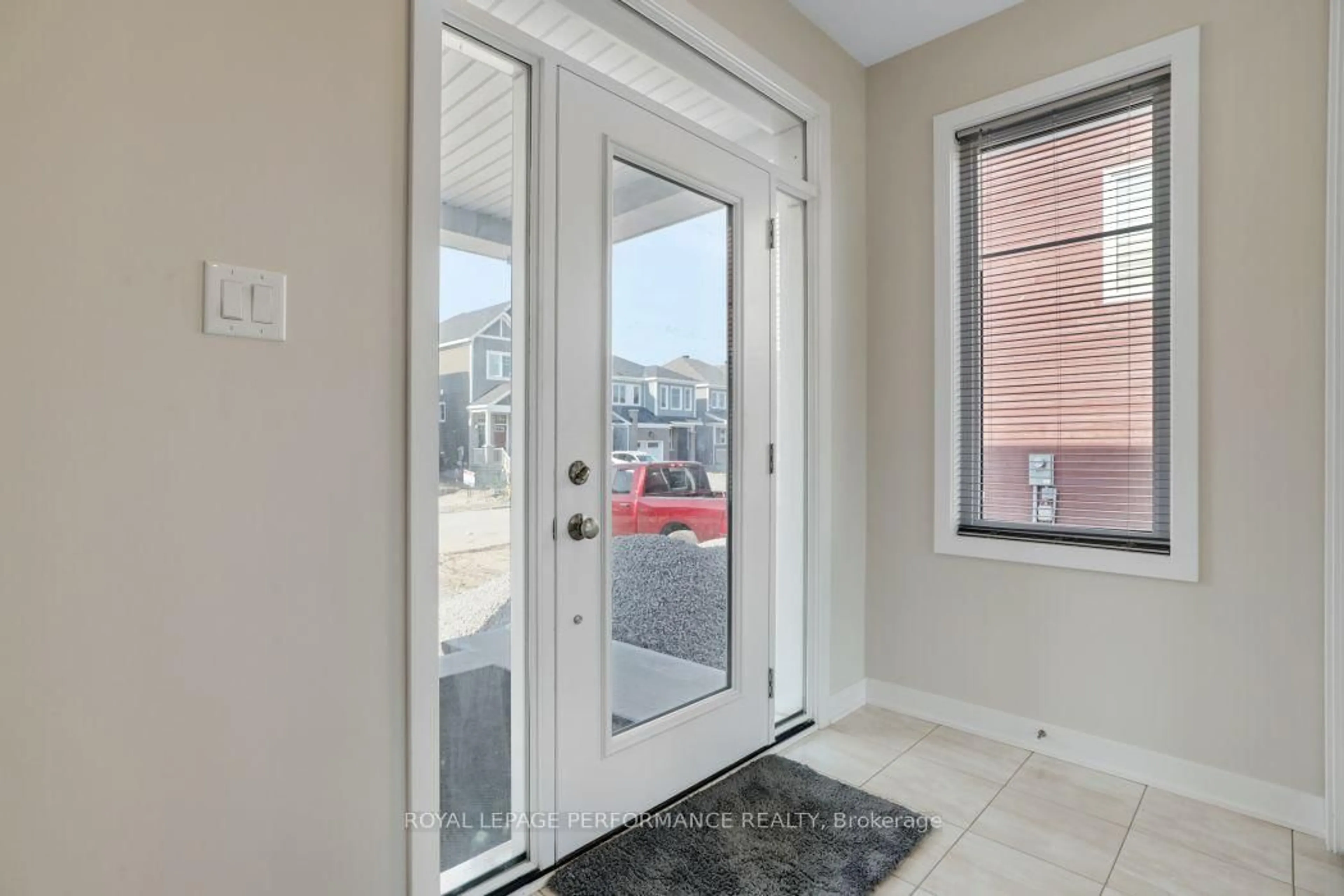 Indoor entryway for 119 Hackamore Cres, Richmond Ontario K0A 2Z0