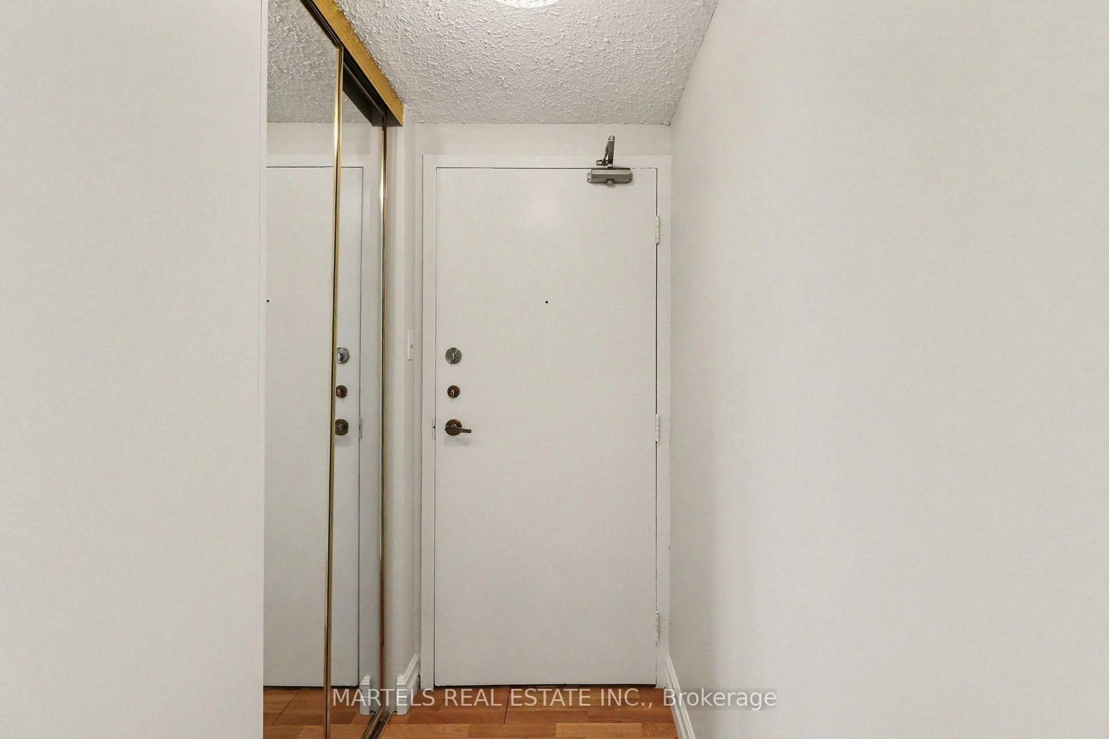 Indoor entryway for 530 Laurier Ave #904, Ottawa Ontario K1R 7T1