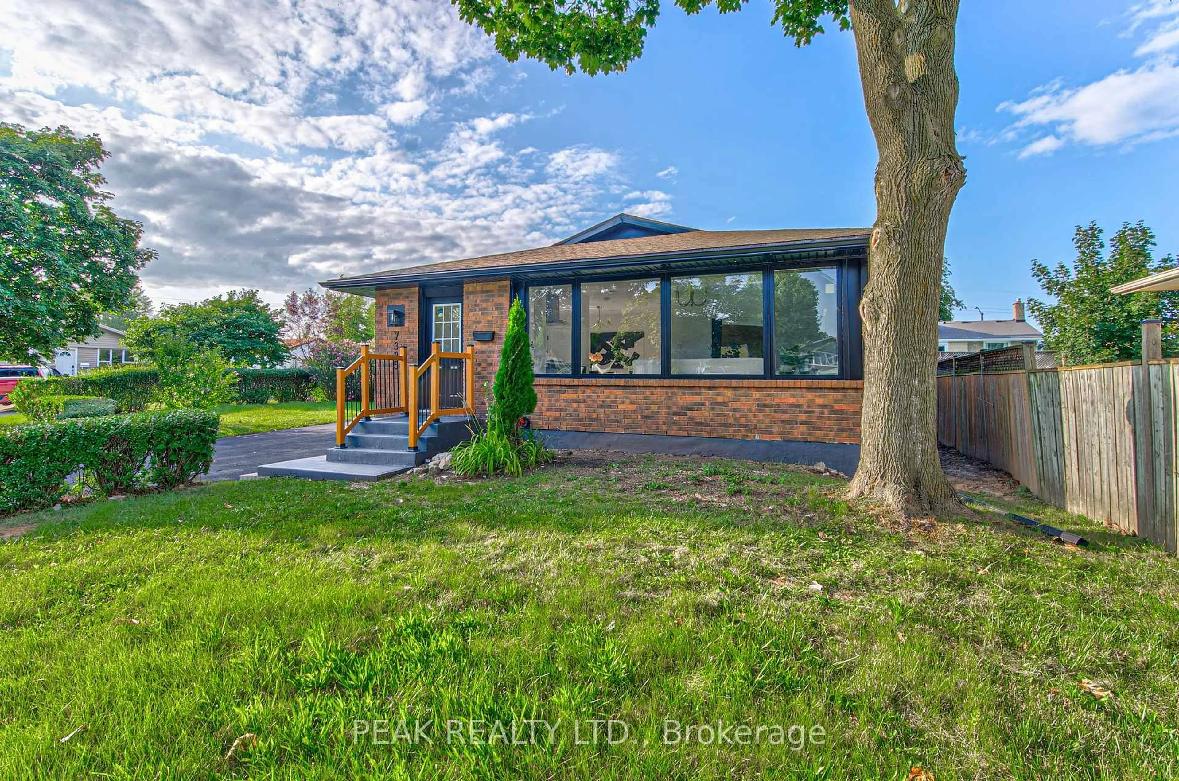A pic from outside/outdoor area/front of a property/back of a property/a pic from drone, unknown for 7385 North Dorset Pl, Niagara Falls Ontario L2J 3T3