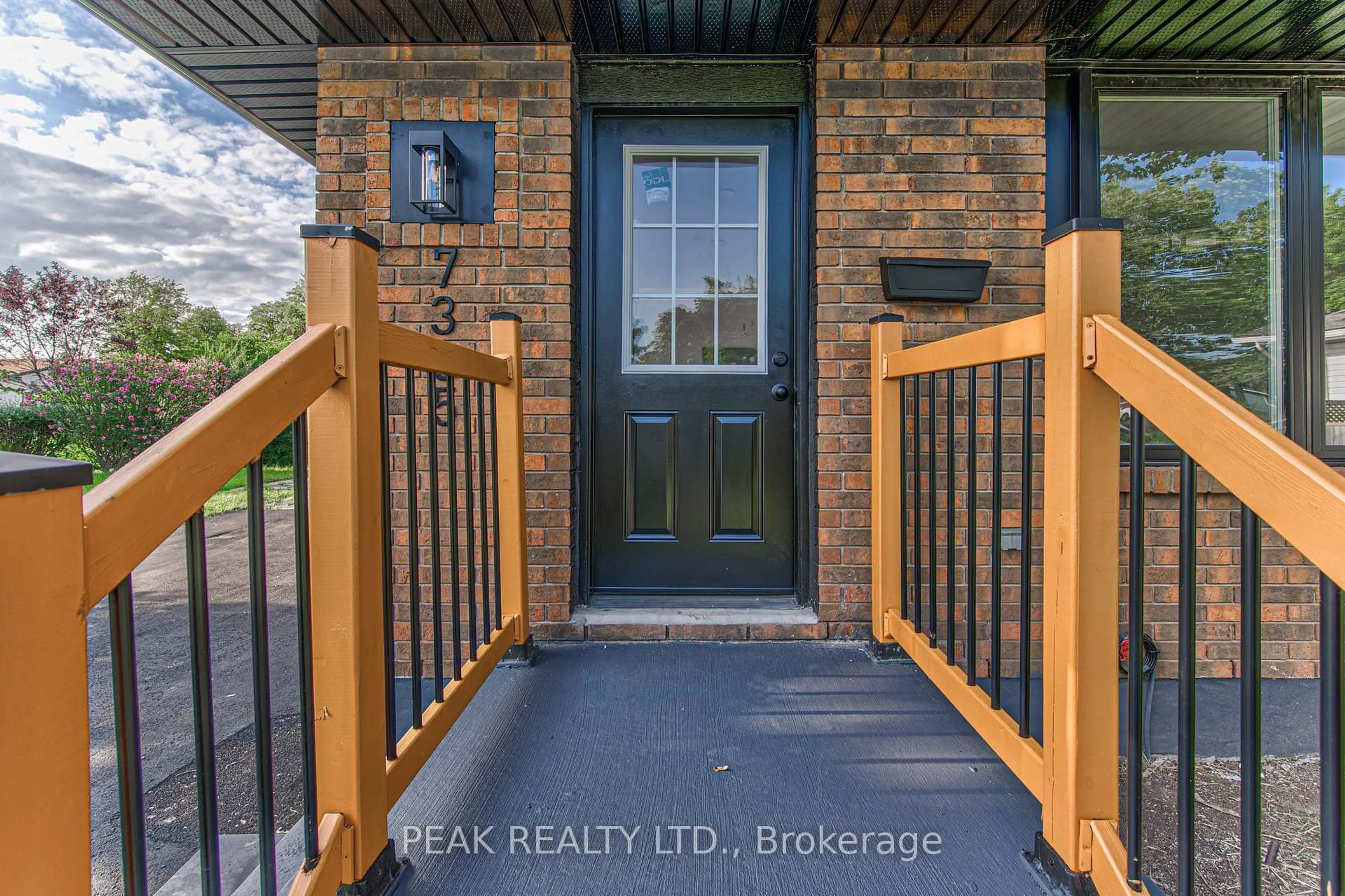 Indoor entryway for 7385 North Dorset Pl, Niagara Falls Ontario L2J 3T3