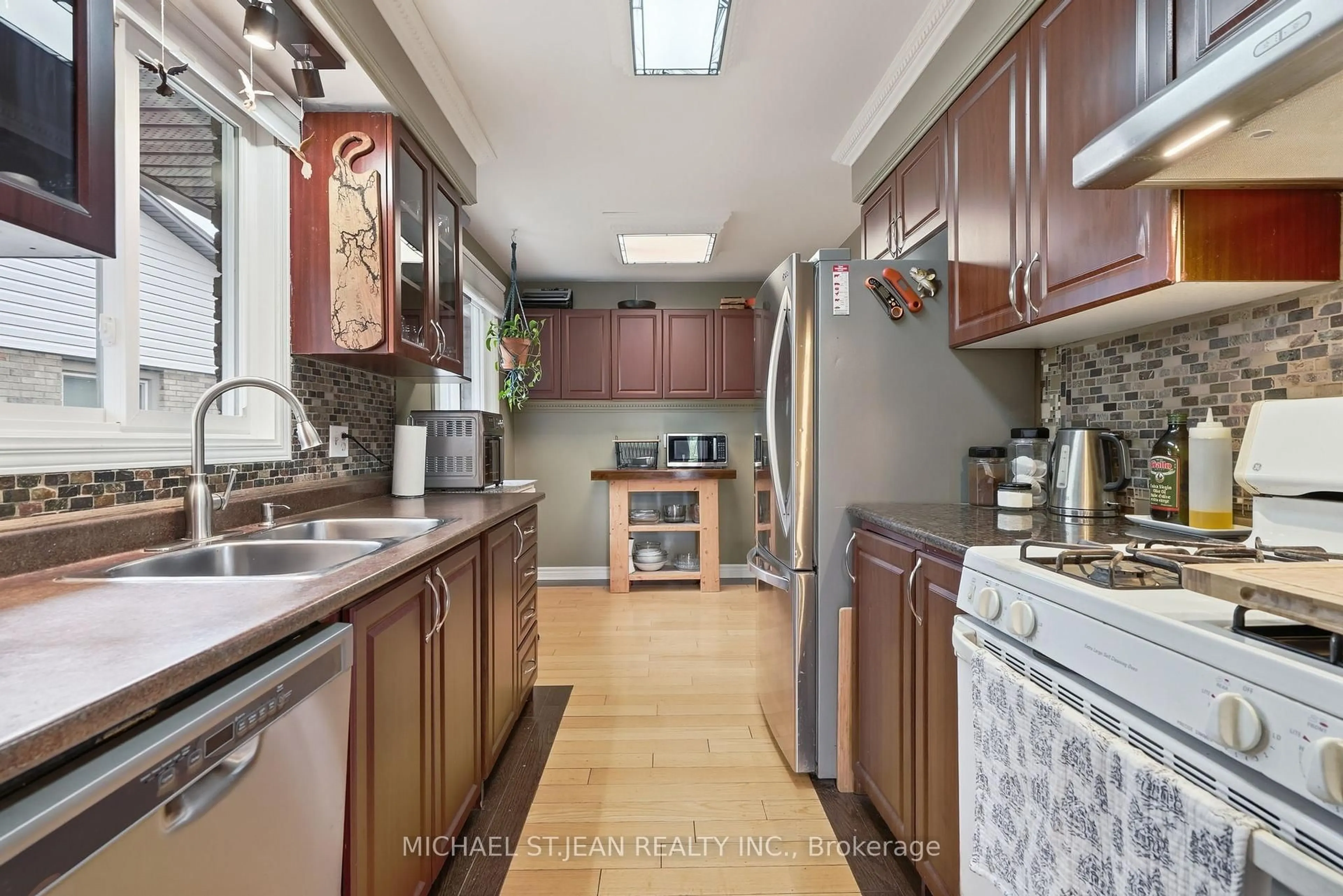 Unknown for 49 Markson Cres, Hamilton Ontario L8T 4W3