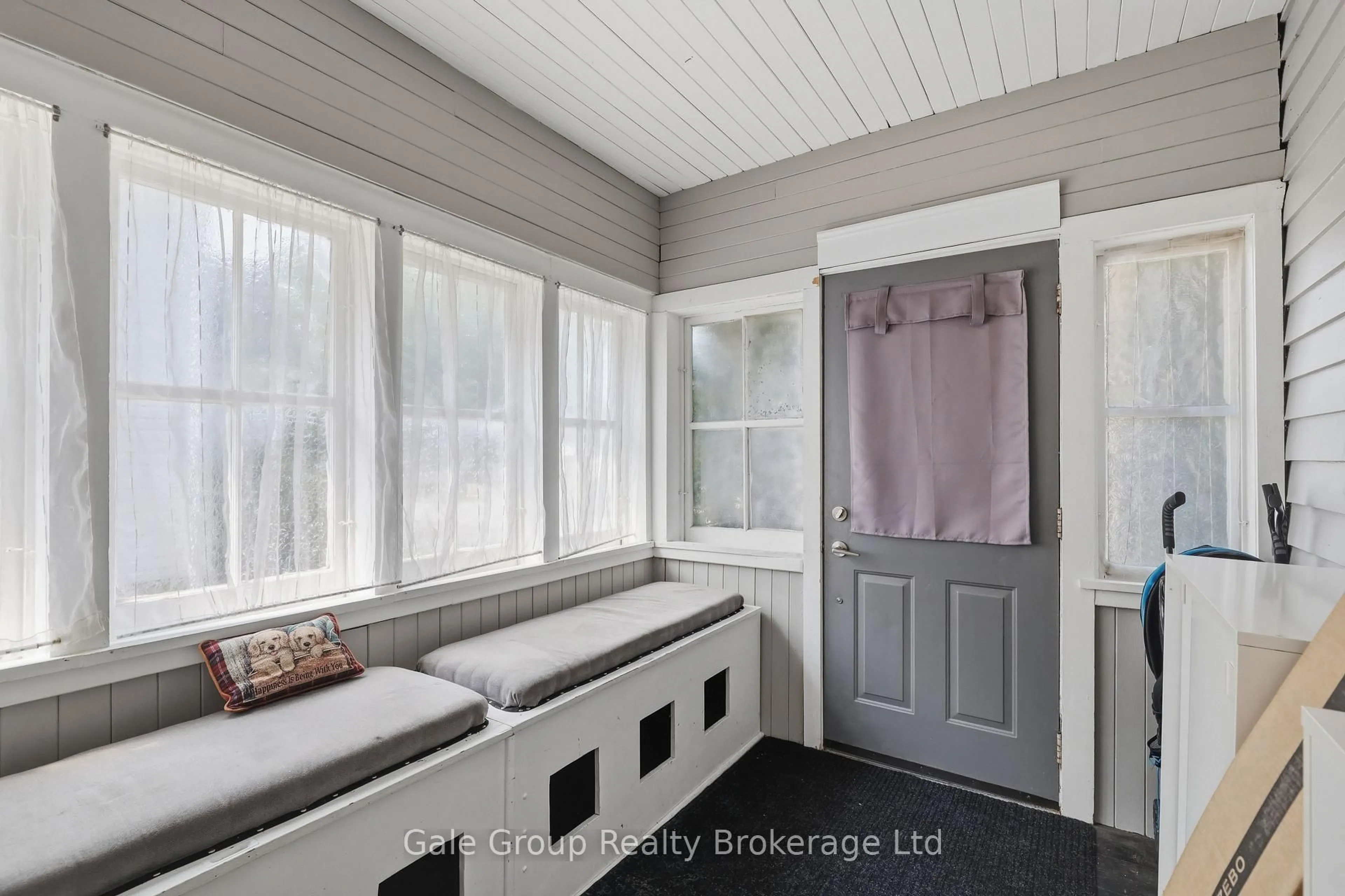 Indoor entryway for 32 West Ave, St. Thomas Ontario N5R 3P5