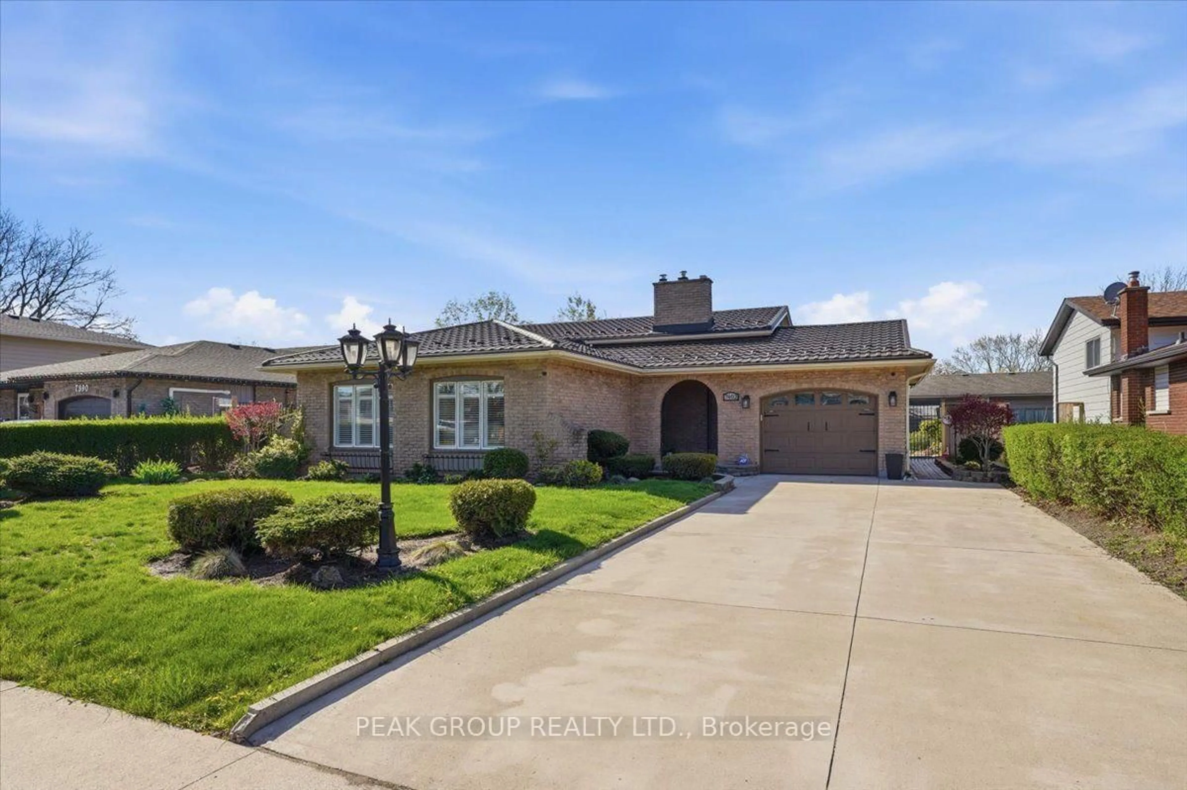 Home with brick exterior material, street for 7402 Westfield Dr, Niagara Falls Ontario L2J 3V8