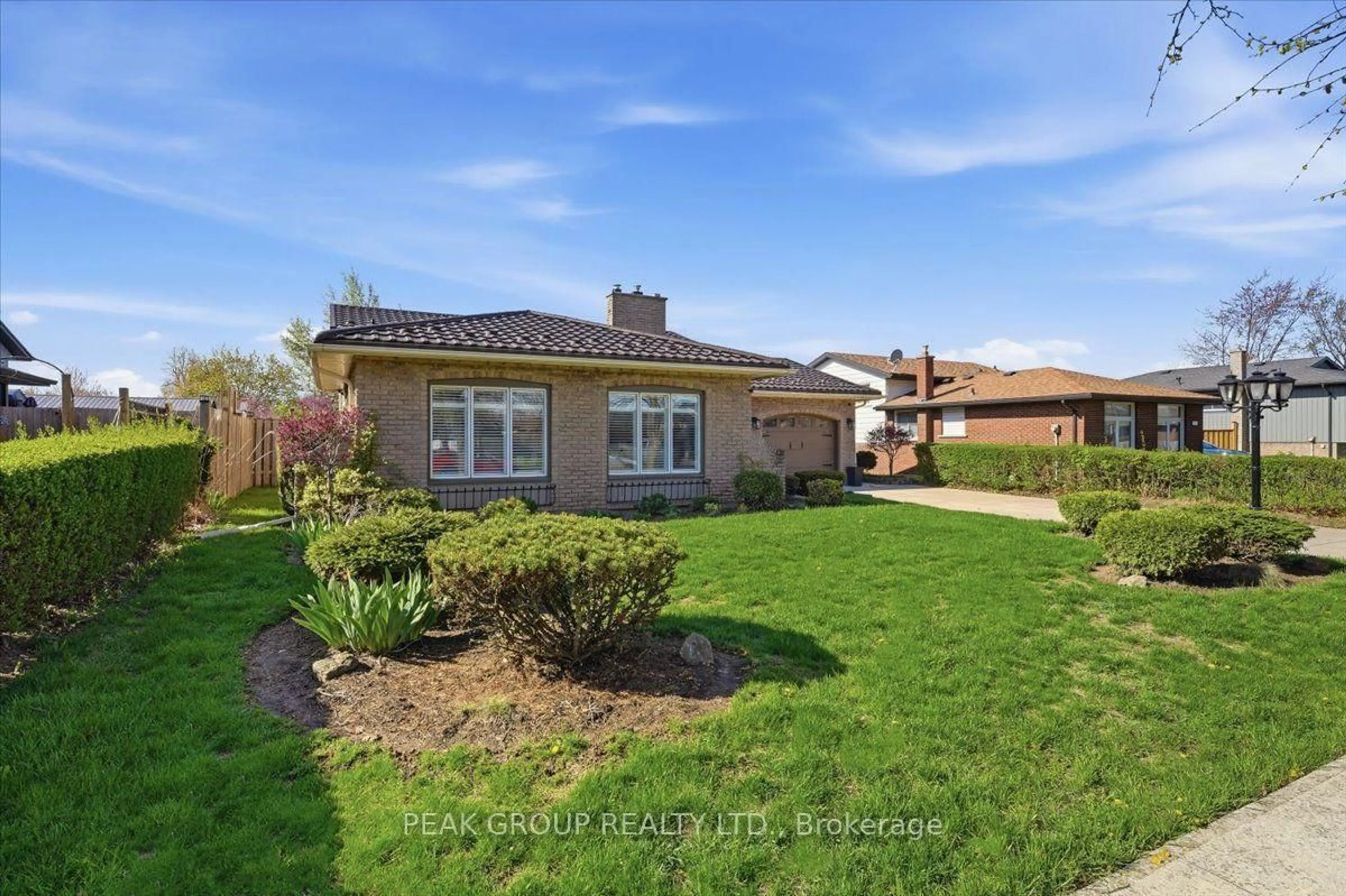 A pic from outside/outdoor area/front of a property/back of a property/a pic from drone, street for 7402 Westfield Dr, Niagara Falls Ontario L2J 3V8