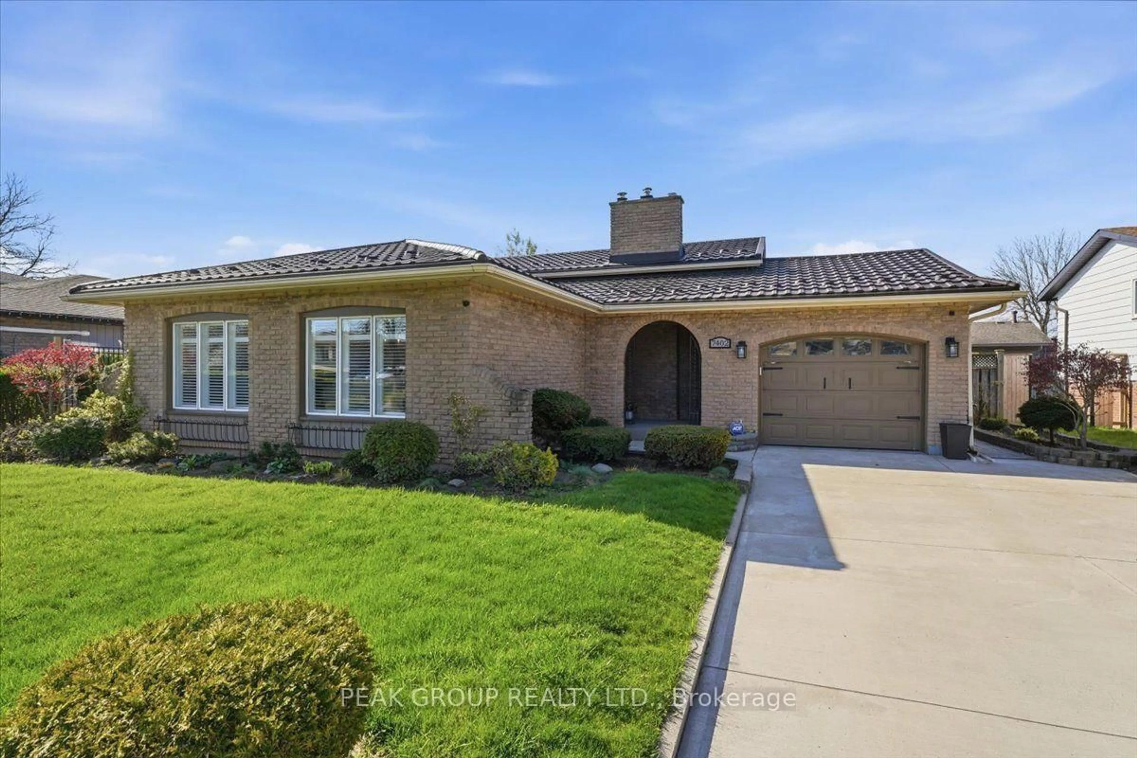 Home with brick exterior material, street for 7402 Westfield Dr, Niagara Falls Ontario L2J 3V8