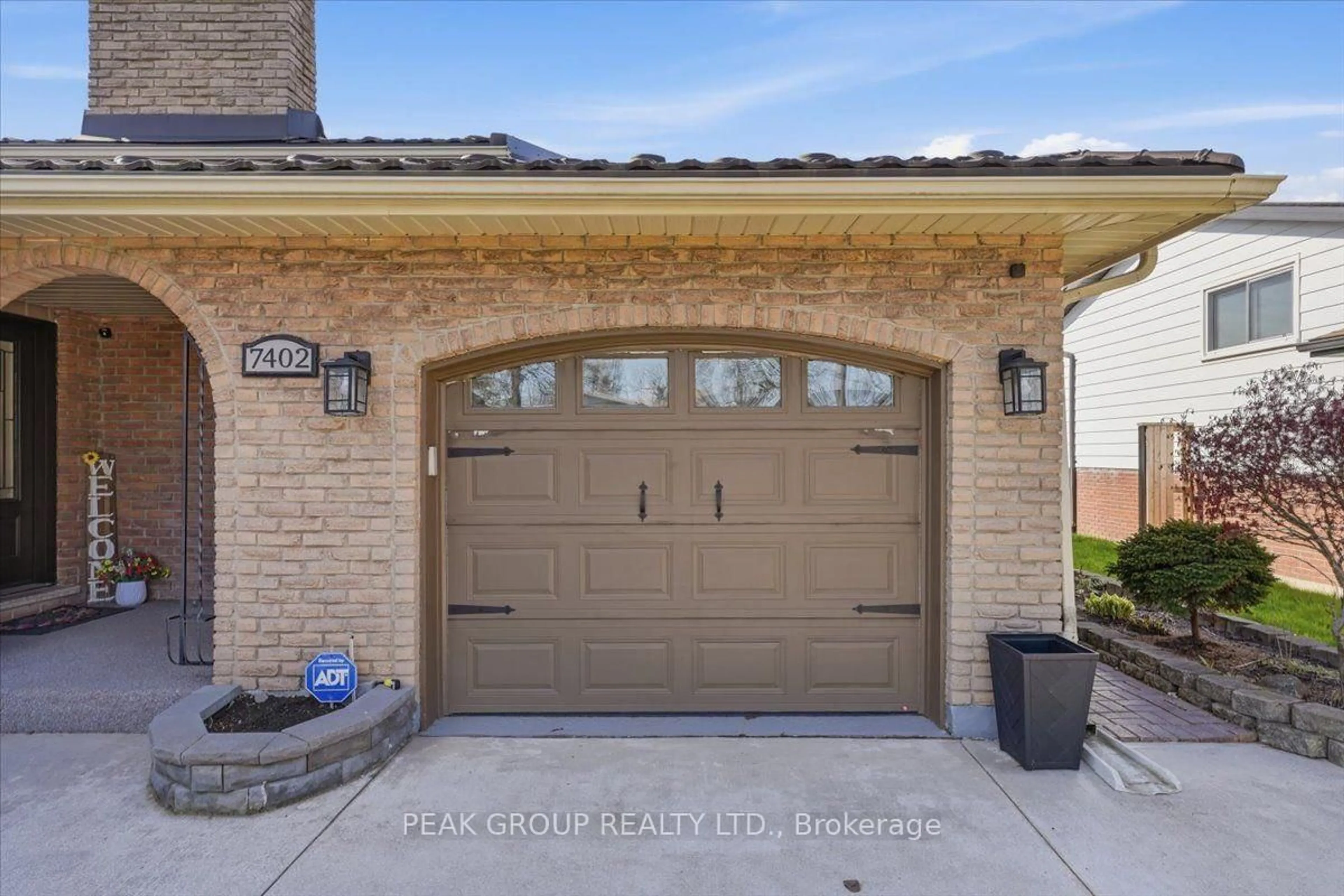 Home with brick exterior material, street for 7402 Westfield Dr, Niagara Falls Ontario L2J 3V8