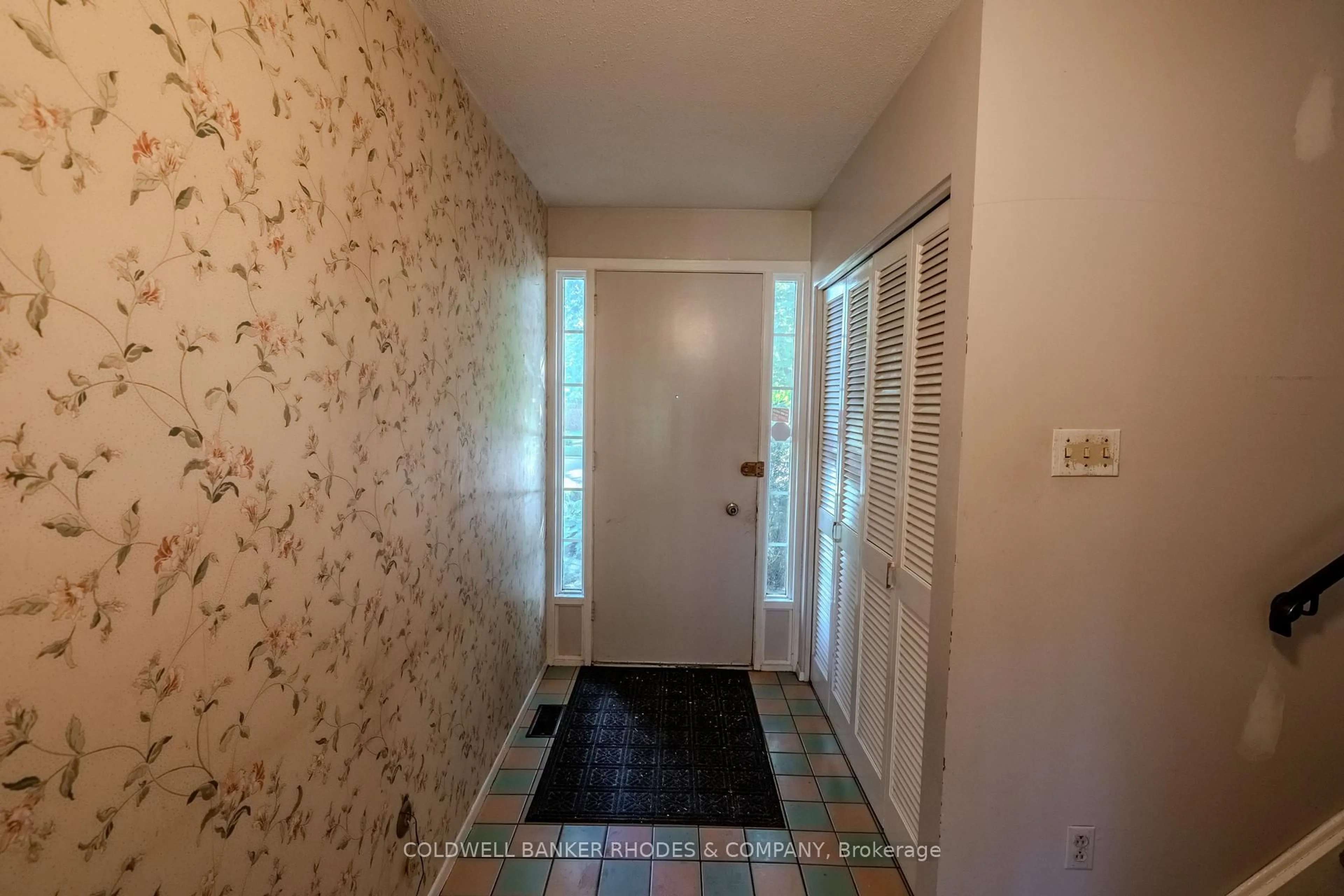Indoor entryway for 26 Crofton Rd, Ottawa Ontario K2G 0N3