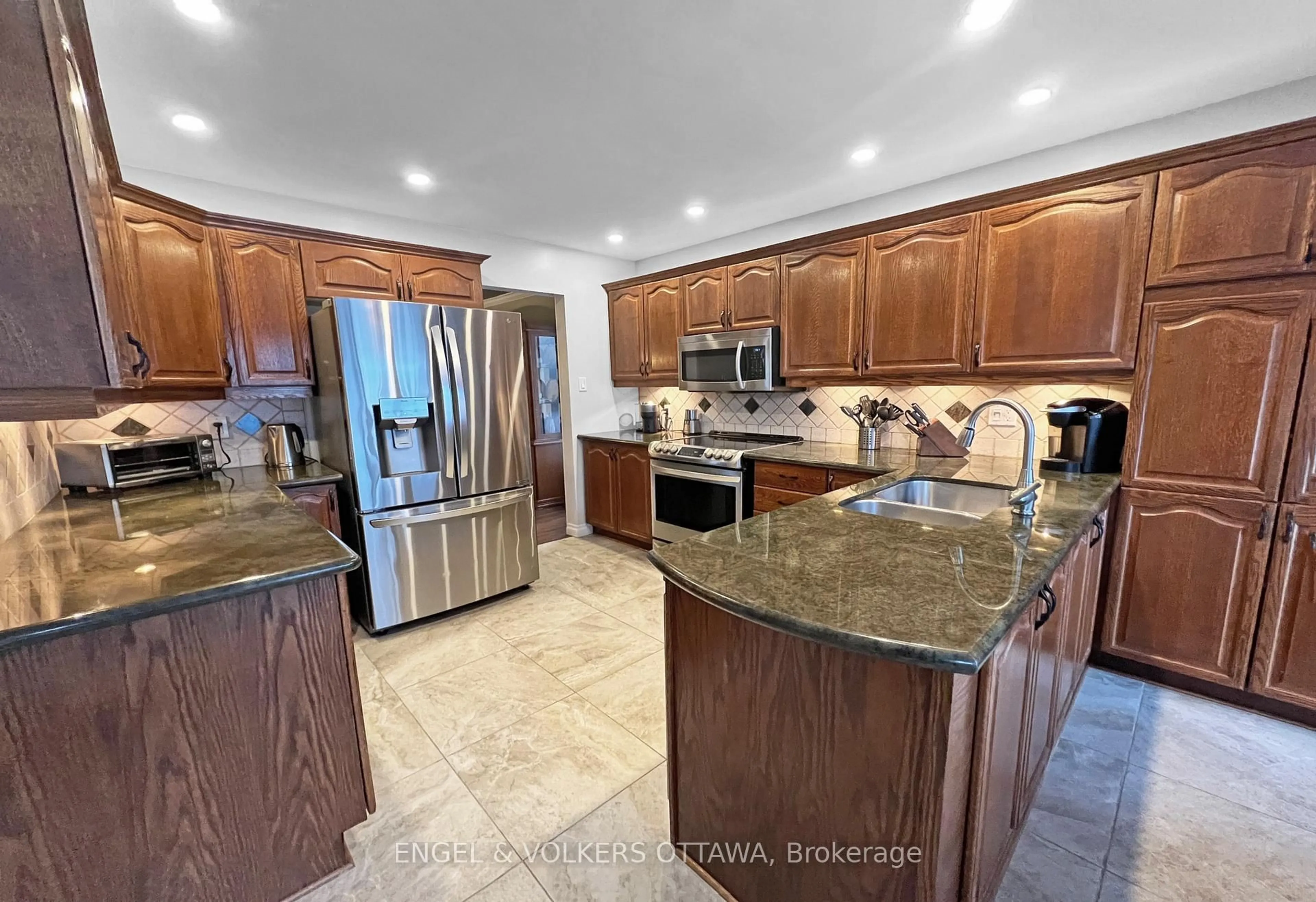 Open concept kitchen, ceramic/tile floor for 736 Hauteview Cres, Ottawa Ontario K4A 2B8