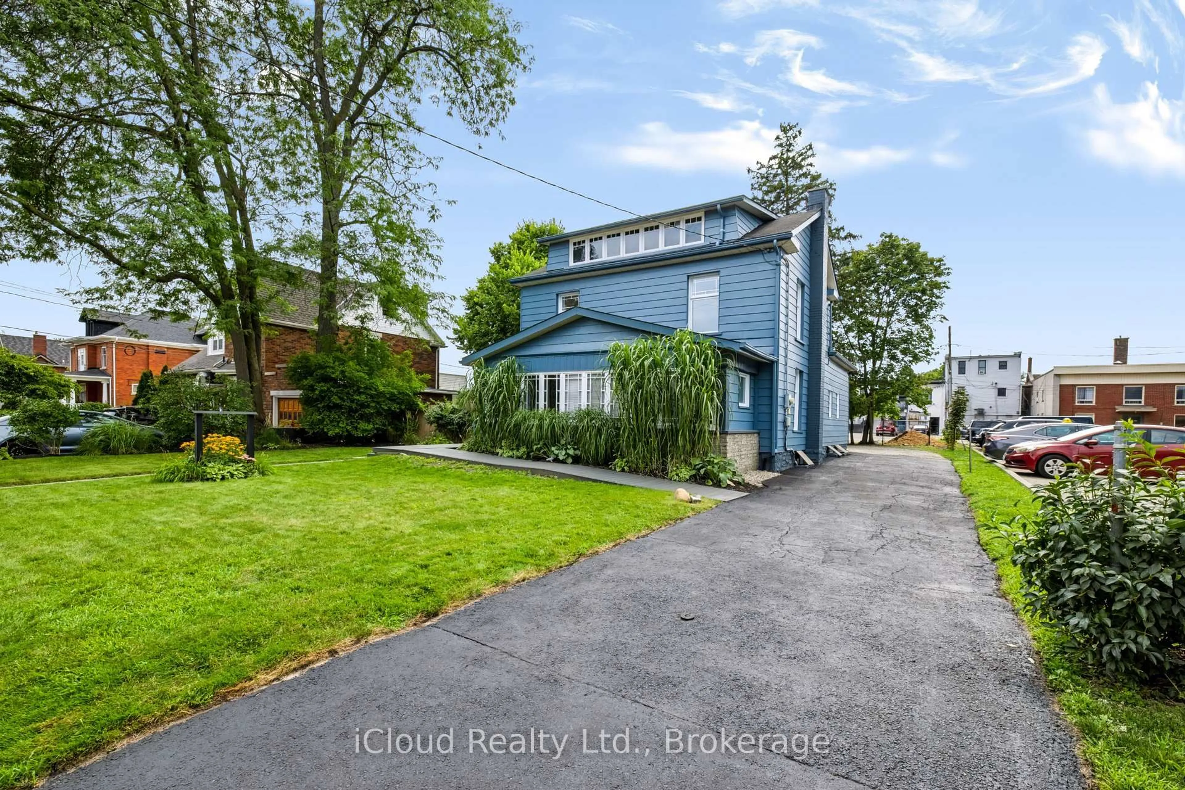 A pic from outside/outdoor area/front of a property/back of a property/a pic from drone, street for 654 Duke St, Cambridge Ontario N3H 3T5