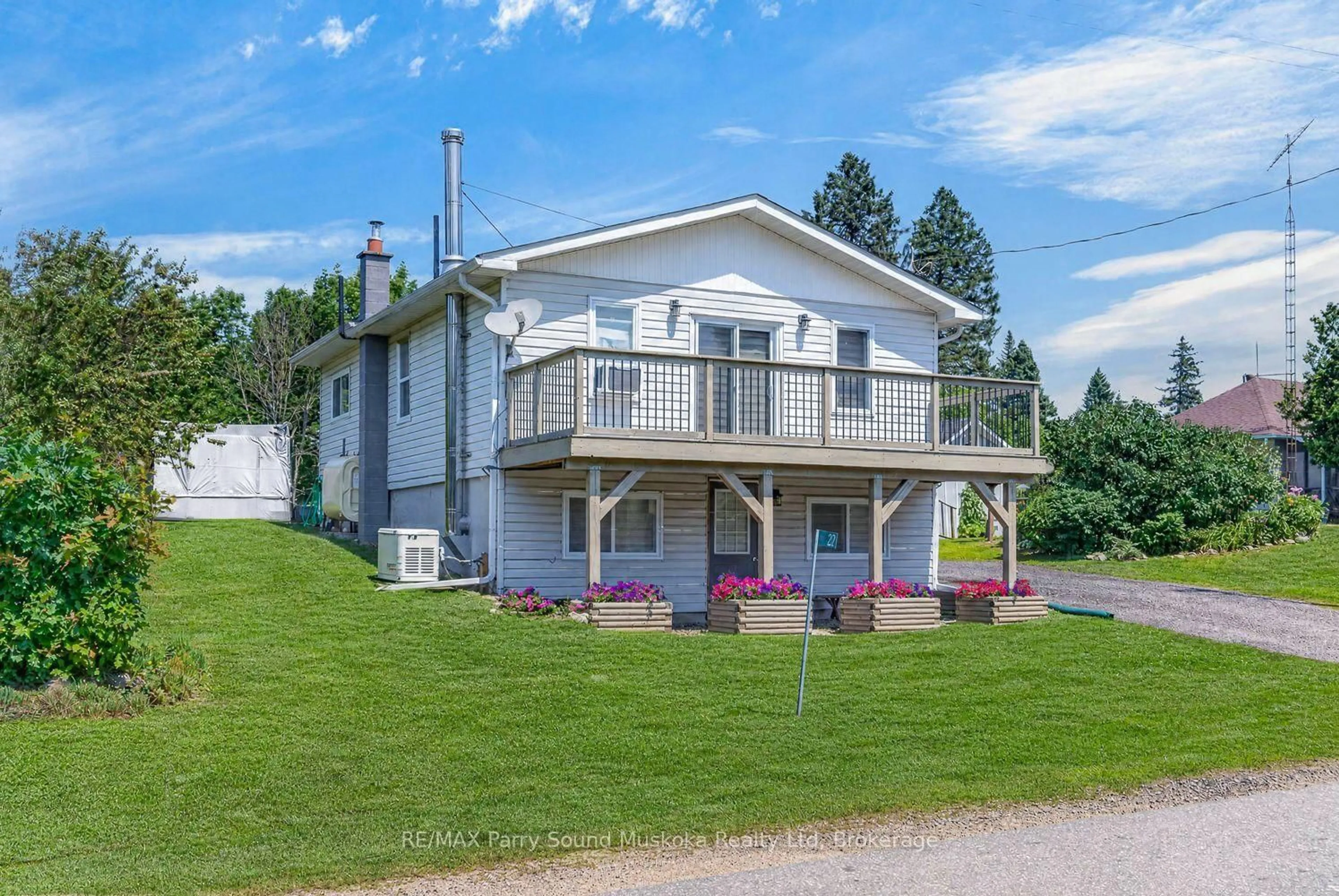 Home with vinyl exterior material, mountain view for 22 Ahmic St, Magnetawan Ontario P0A 1A0