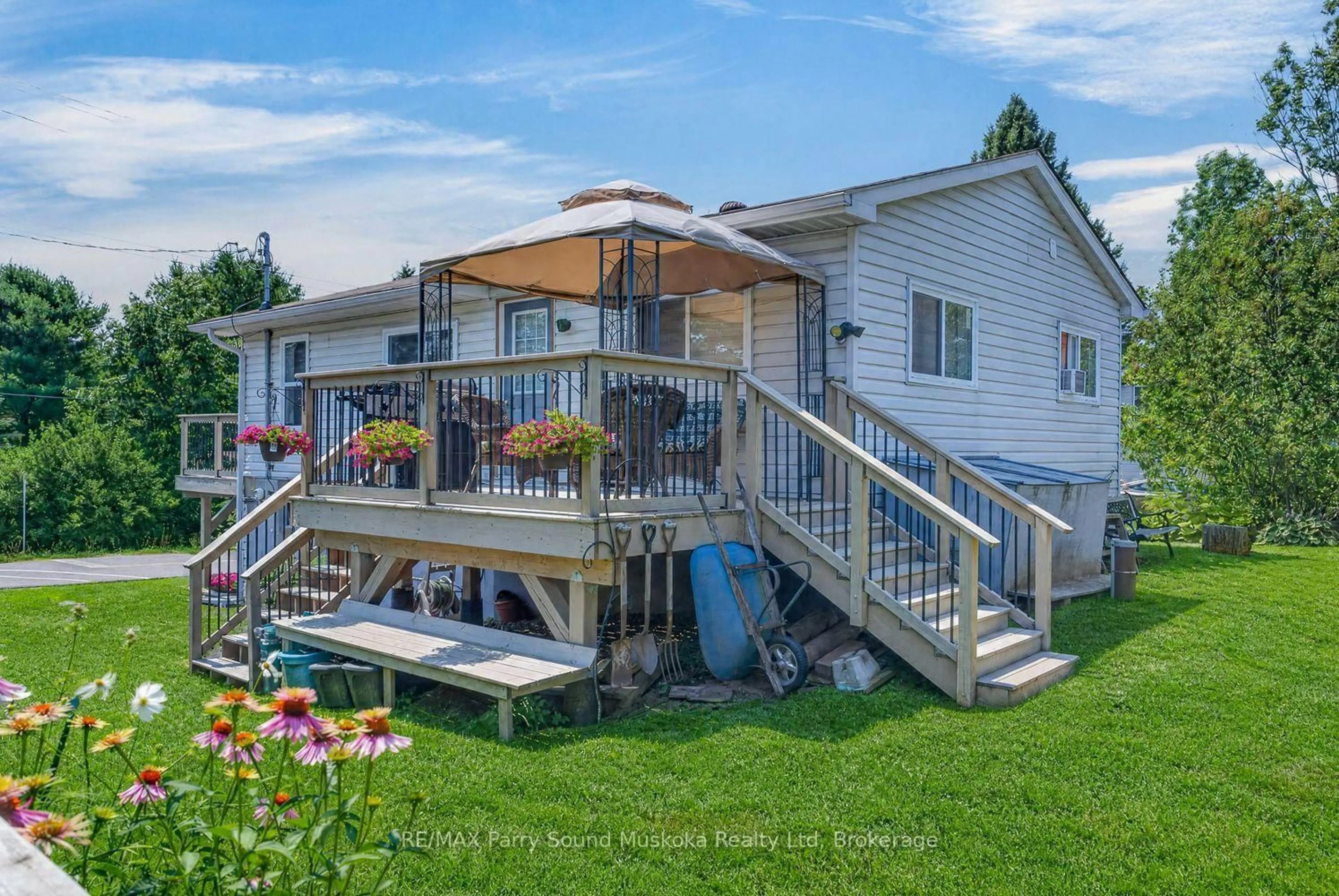 Home with vinyl exterior material, unknown for 22 Ahmic St, Magnetawan Ontario P0A 1A0