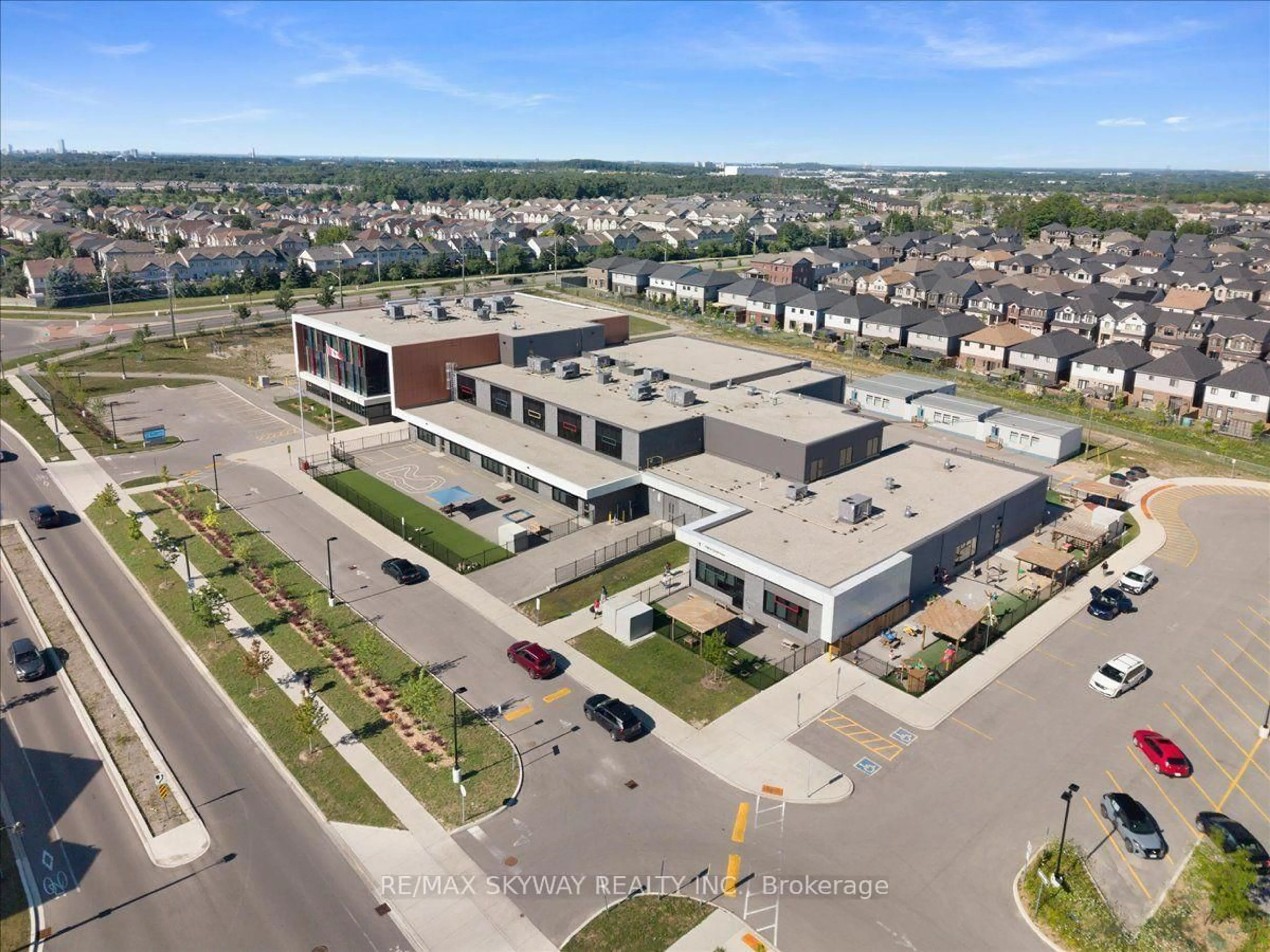 A pic from outside/outdoor area/front of a property/back of a property/a pic from drone, street for 2 Georgina St, Kitchener Ontario N2R 0S6