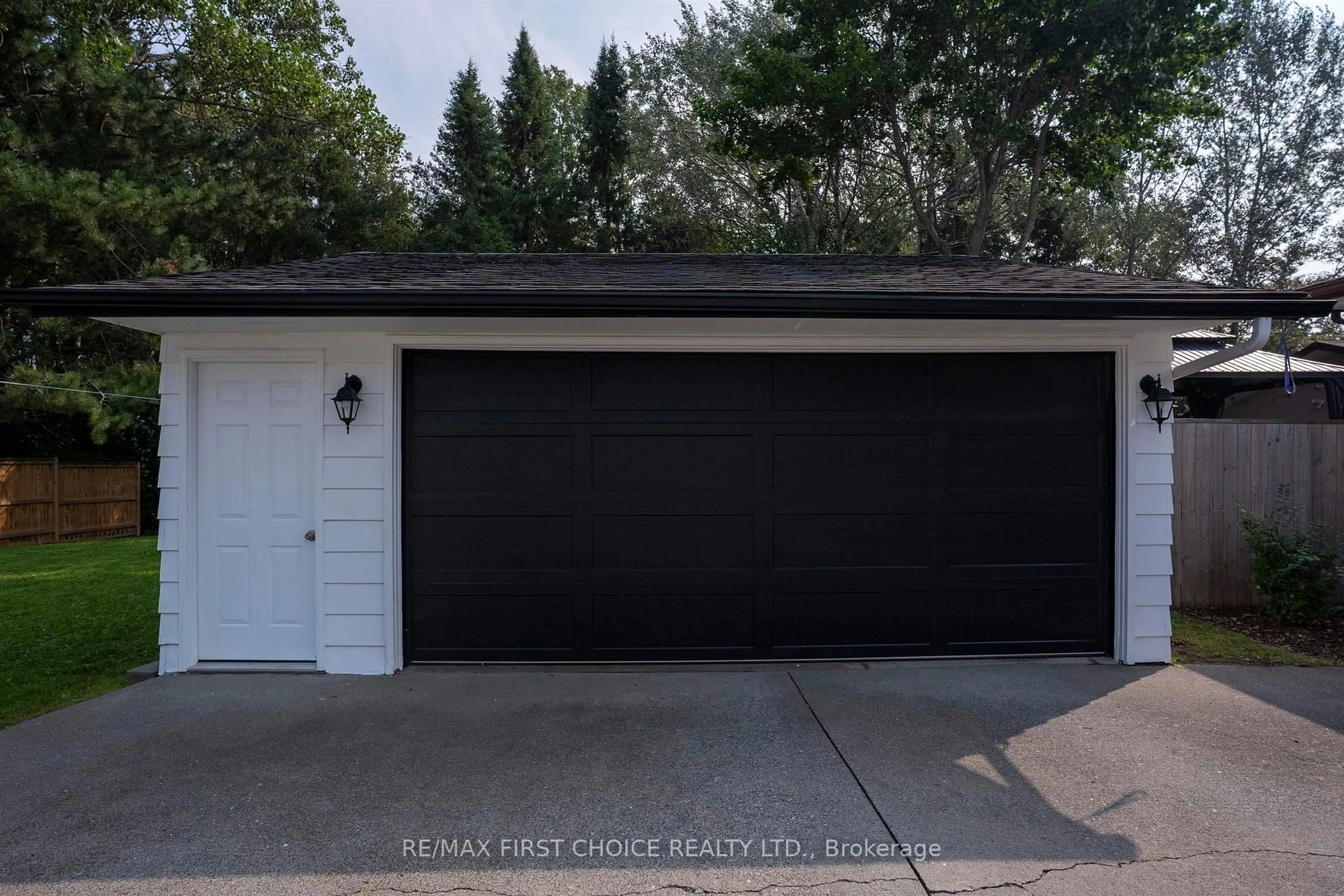 Indoor garage for 556 Laurentian Dr, Thunder Bay Ontario P7C 5J8