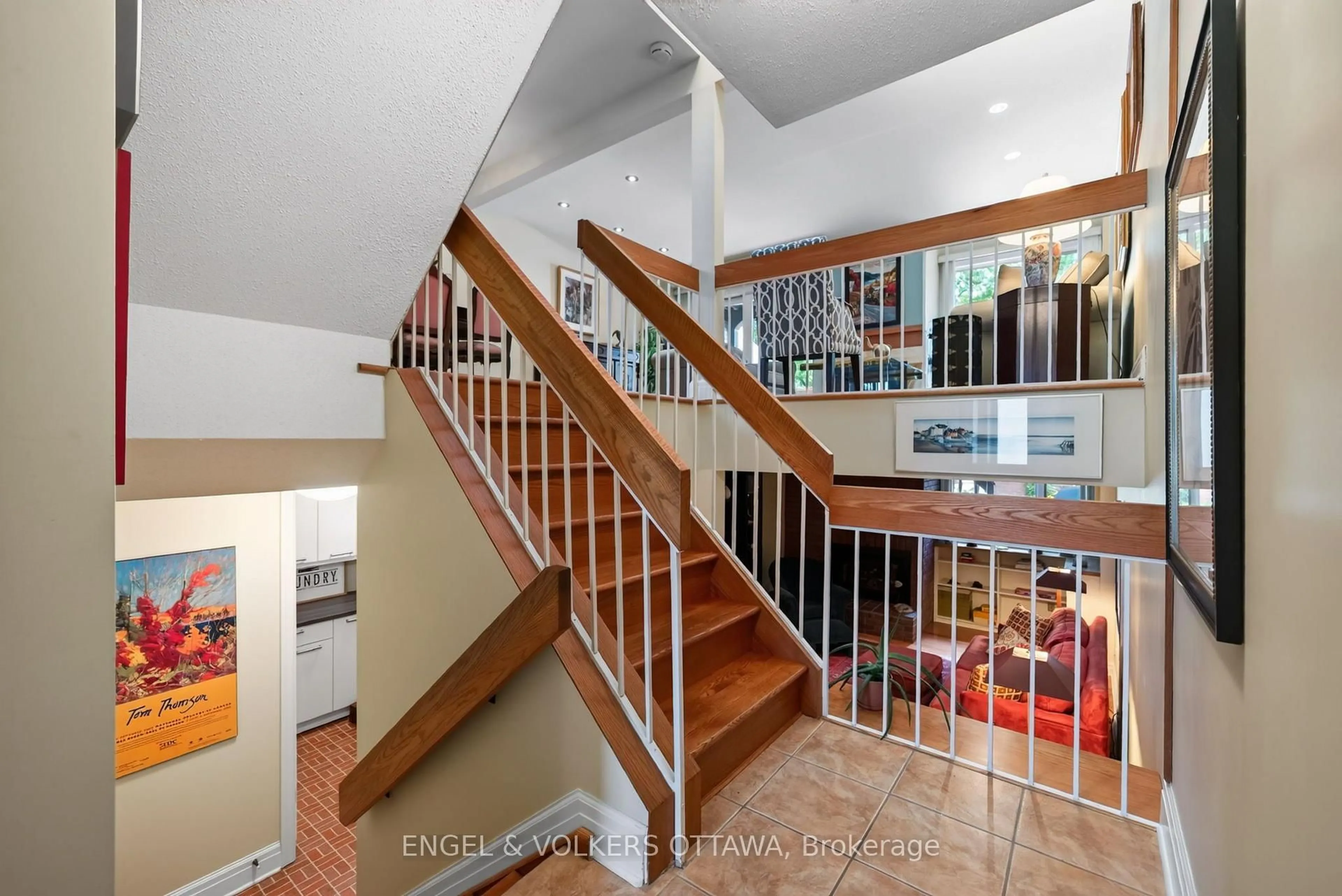 Indoor foyer for 202 Holmwood Ave, Ottawa Ontario K1S 2P7