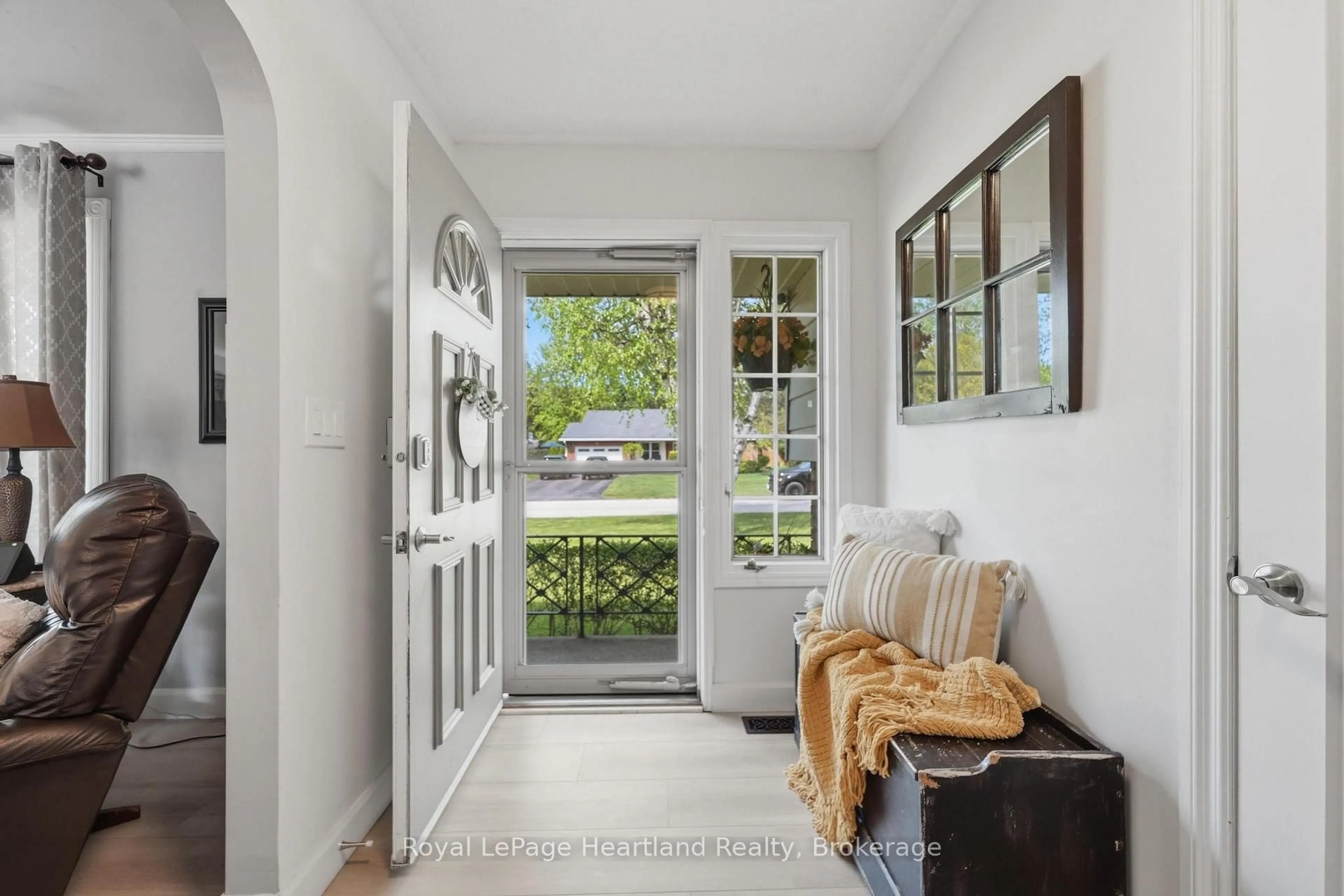 Indoor entryway for 36589 DUNLOP Dr, Ashfield-Colborne-Wawanosh Ontario N7A 3Y1