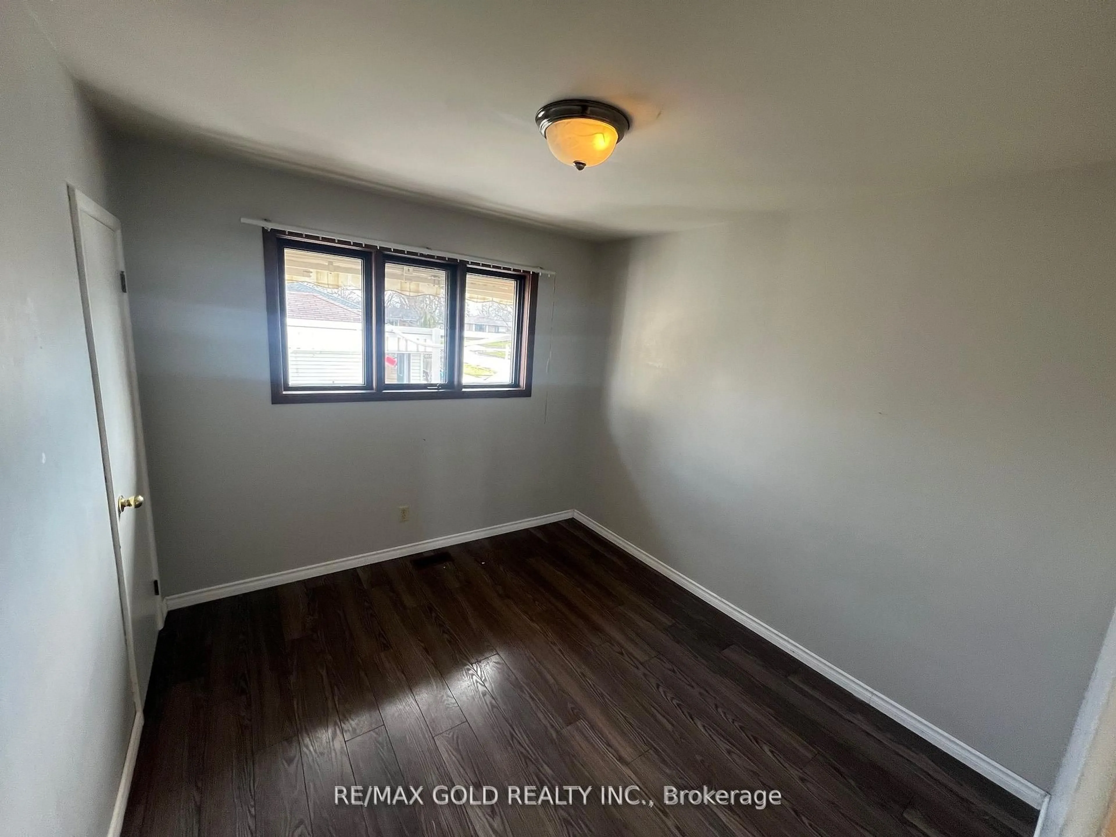 A pic of a room for 979 Wellington St, Sarnia Ontario N7S 1E2