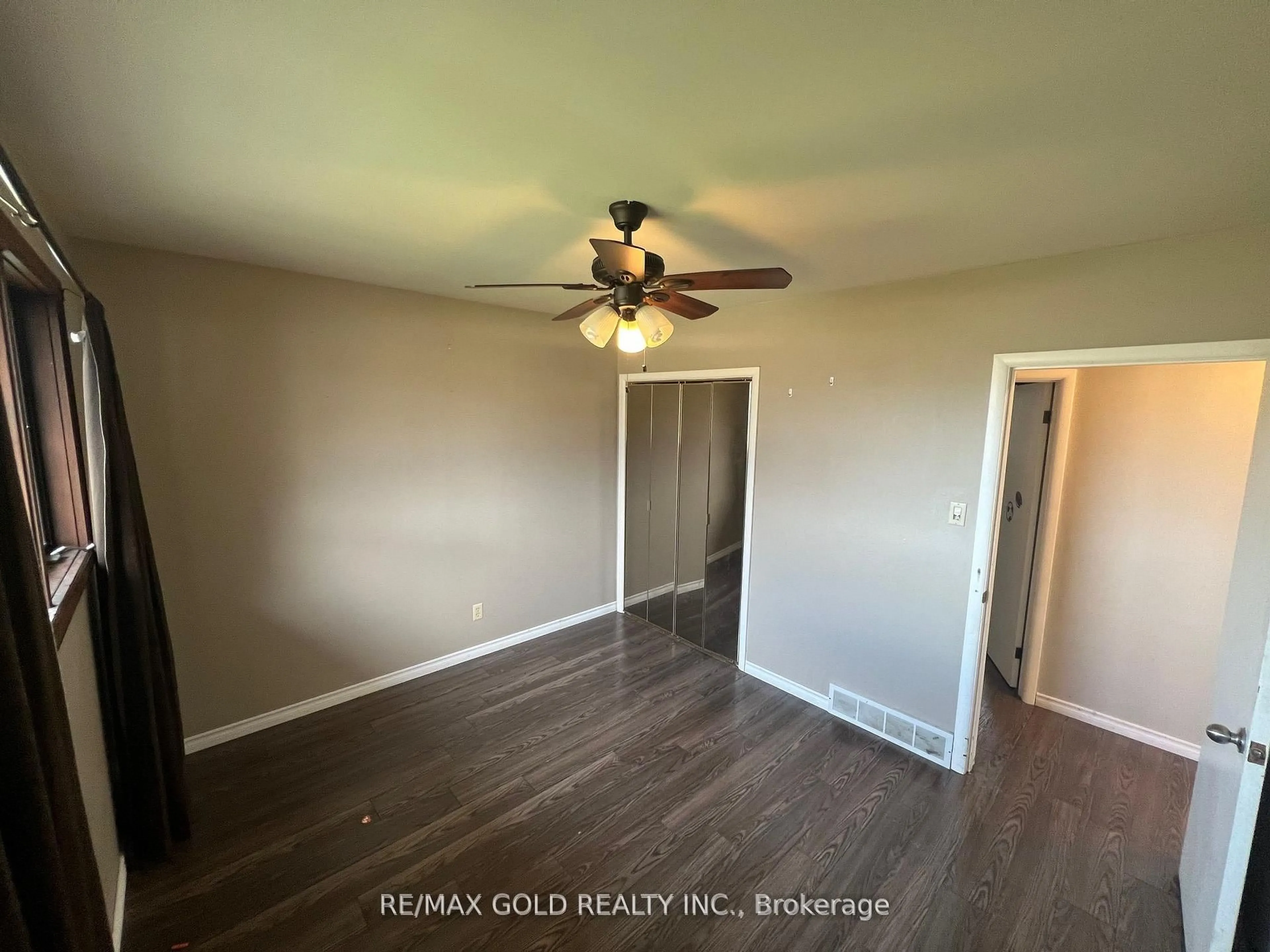 A pic of a room for 979 Wellington St, Sarnia Ontario N7S 1E2