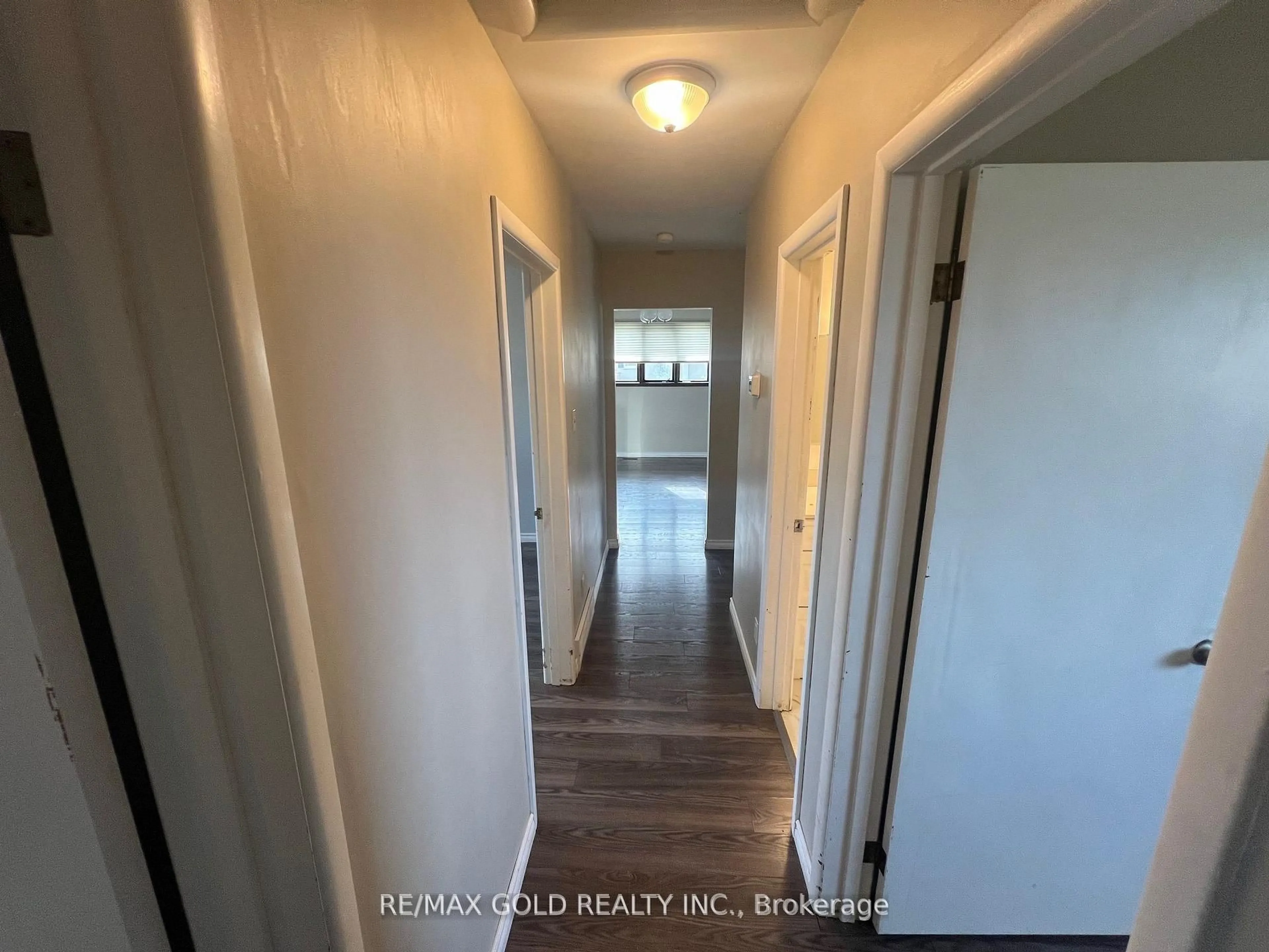 Indoor entryway for 979 Wellington St, Sarnia Ontario N7S 1E2