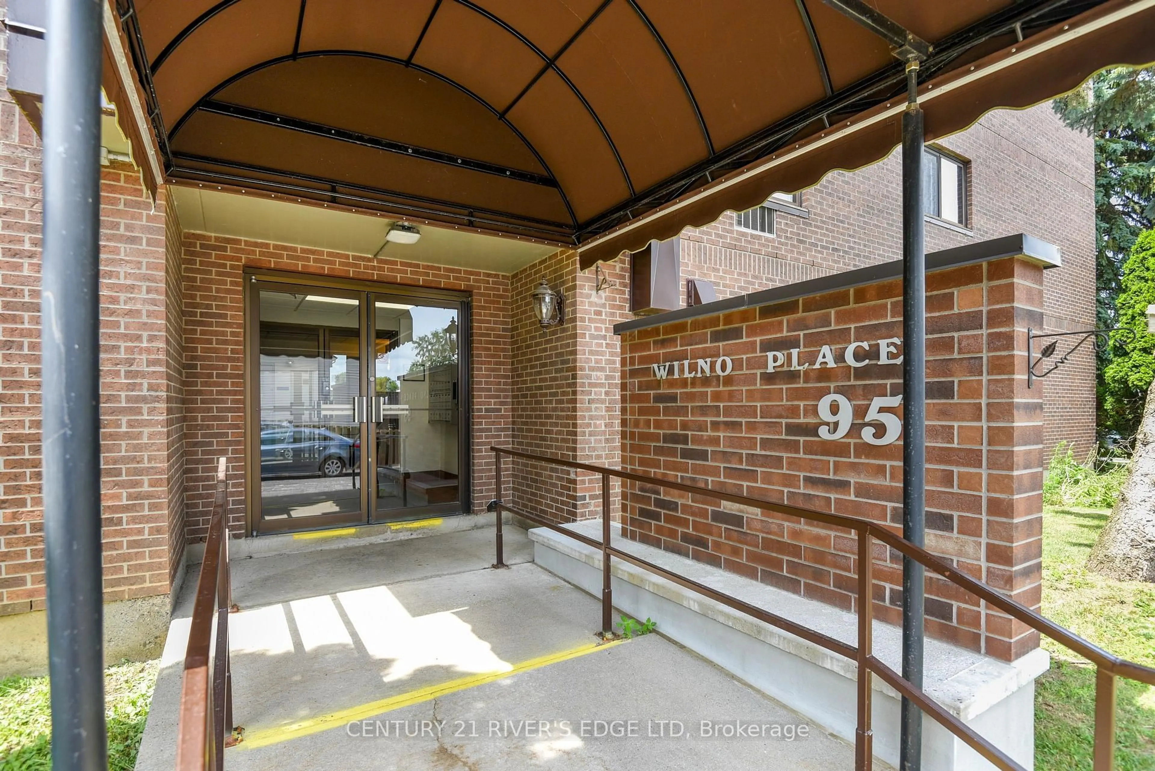 Indoor foyer for 95 Windsor Dr #505, Brockville Ontario K6V 3H7