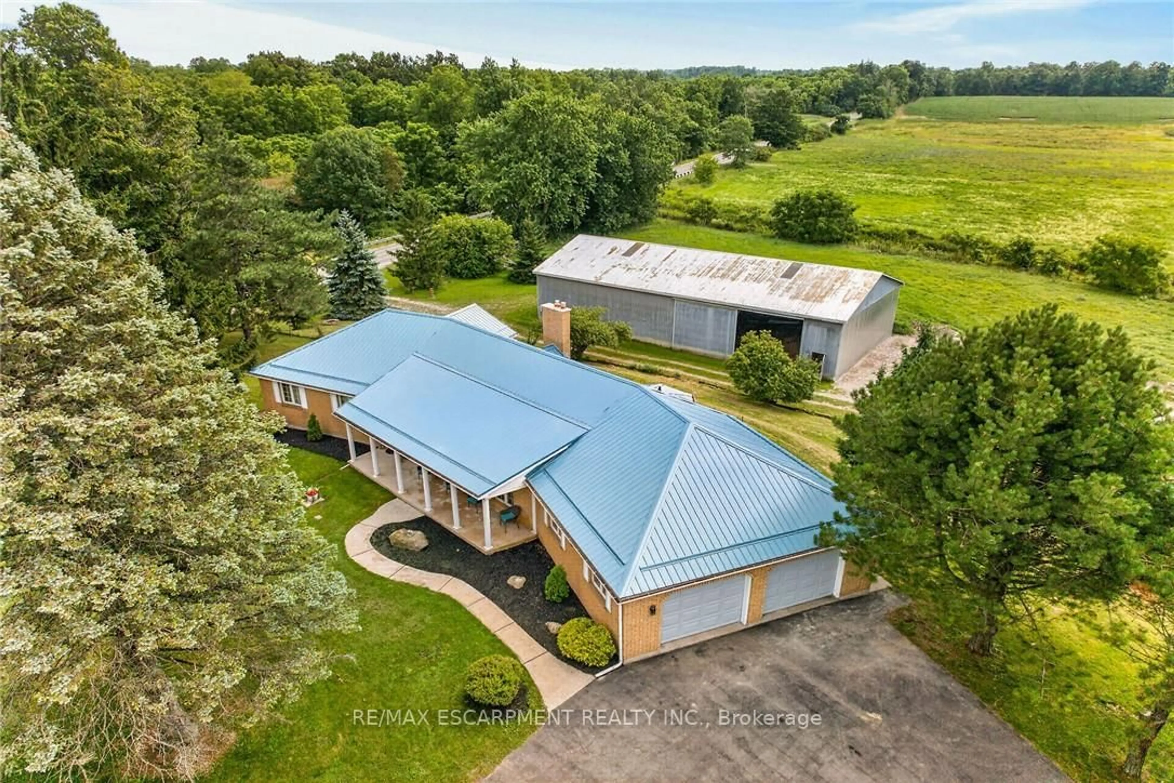 A pic from outside/outdoor area/front of a property/back of a property/a pic from drone, building for 7011 Dickenson Rd, Hamilton Ontario L0R 1W0