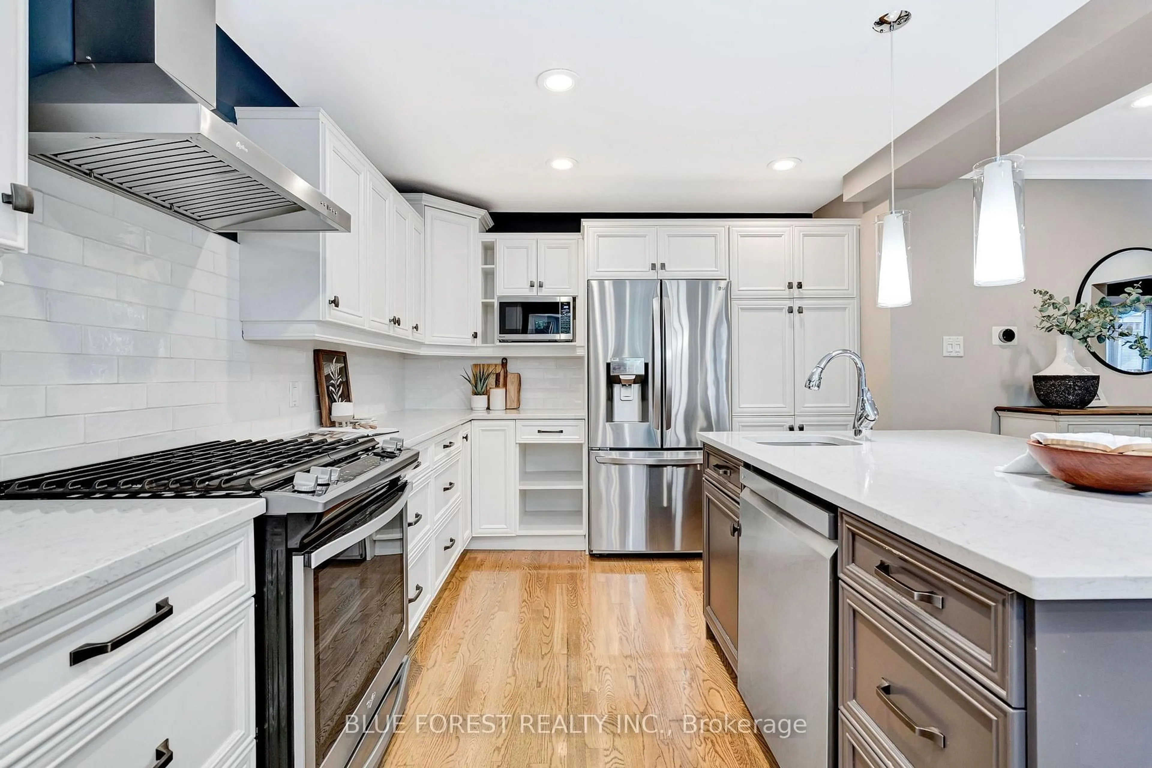 Contemporary kitchen, unknown for 935 Country Club Pl, London South Ontario N6C 5R5