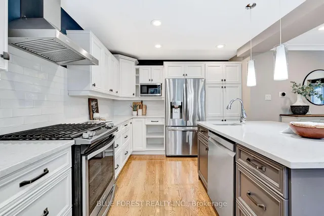 935 Country Club Pl, London South 4