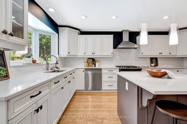 935 Country Club Pl, London South 5