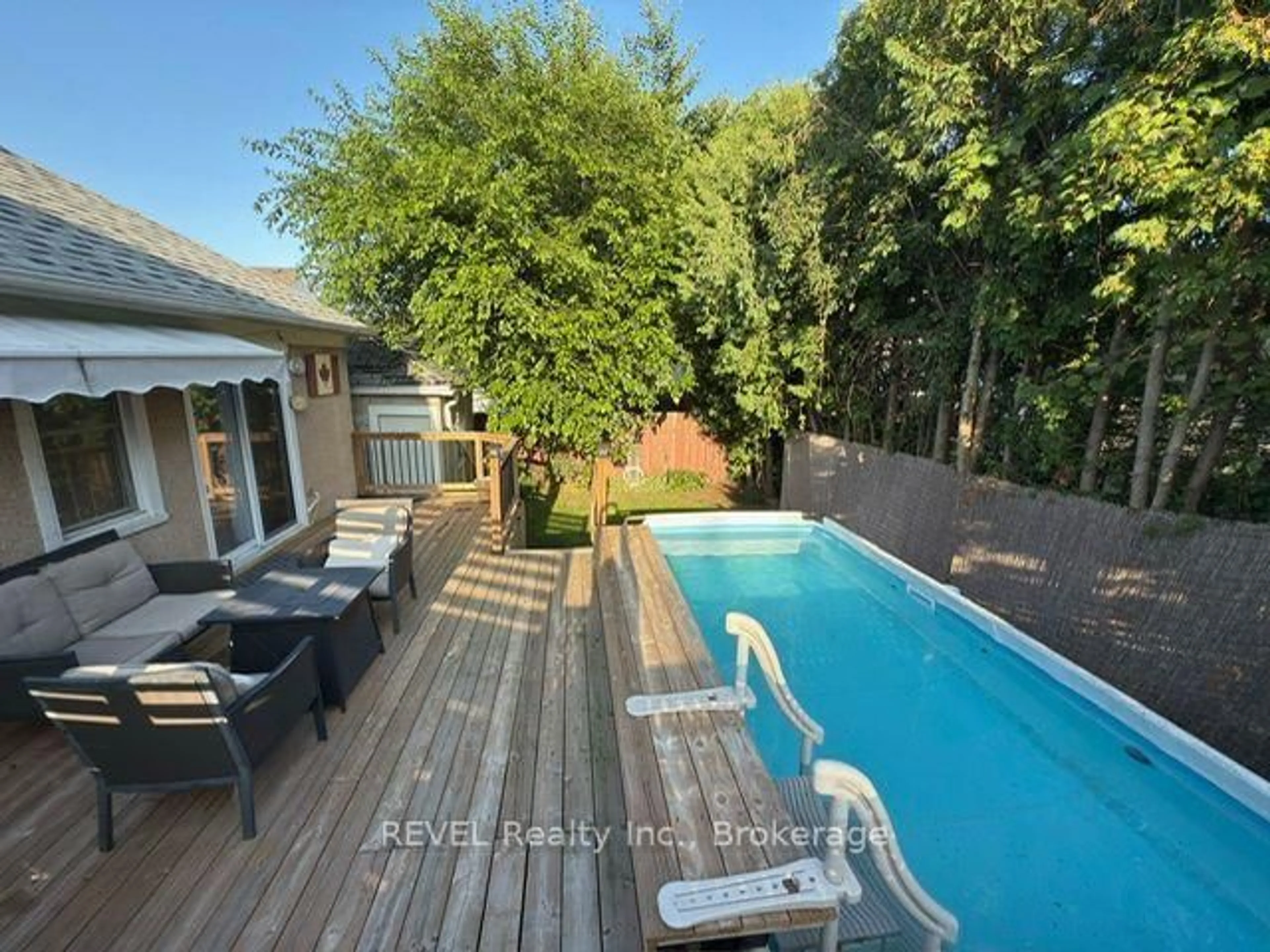 A pic from outside/outdoor area/front of a property/back of a property/a pic from drone, unknown for 190 Carlton St, St. Catharines Ontario L2R 1S4