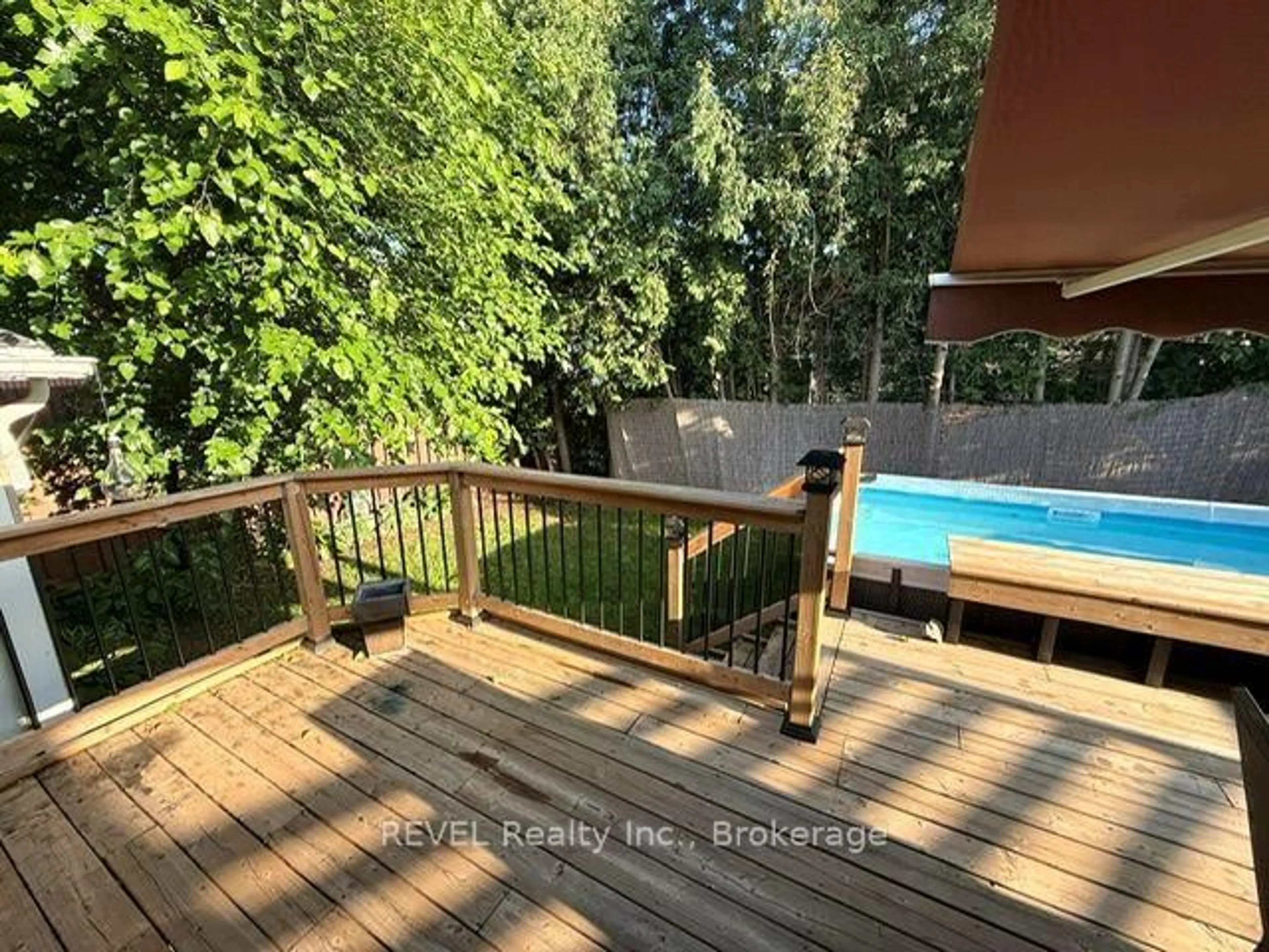 A pic from outside/outdoor area/front of a property/back of a property/a pic from drone, water/lake/river/ocean view for 190 Carlton St, St. Catharines Ontario L2R 1S4
