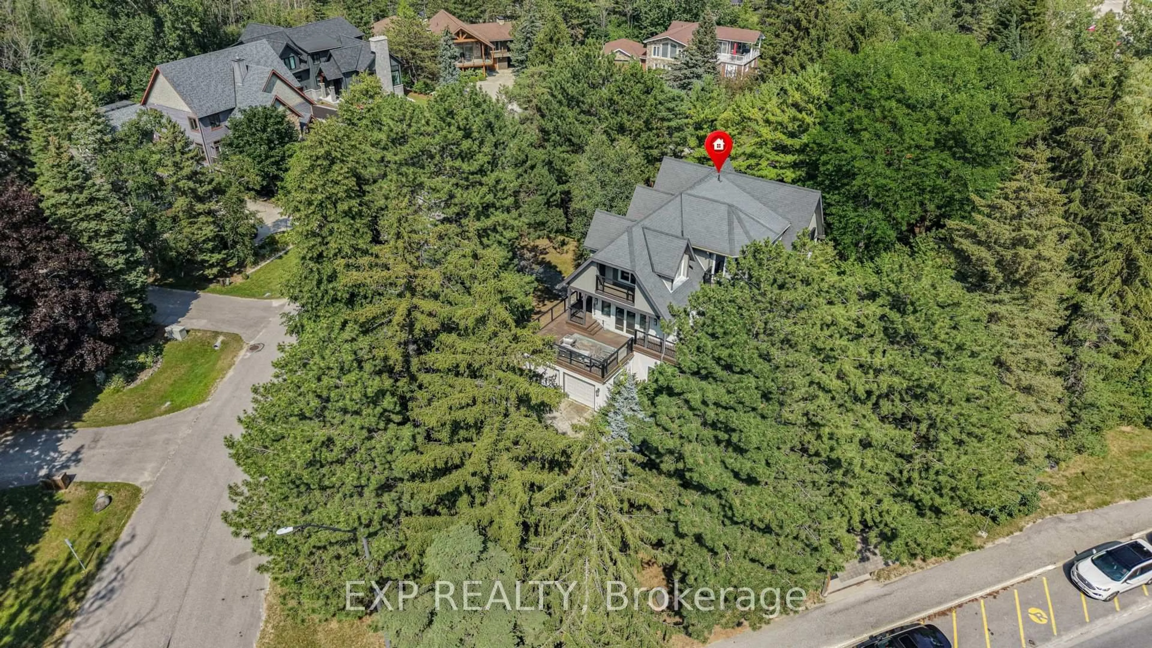 A pic from outside/outdoor area/front of a property/back of a property/a pic from drone, street for 106 Plater St, Blue Mountains Ontario L9Y 0R5