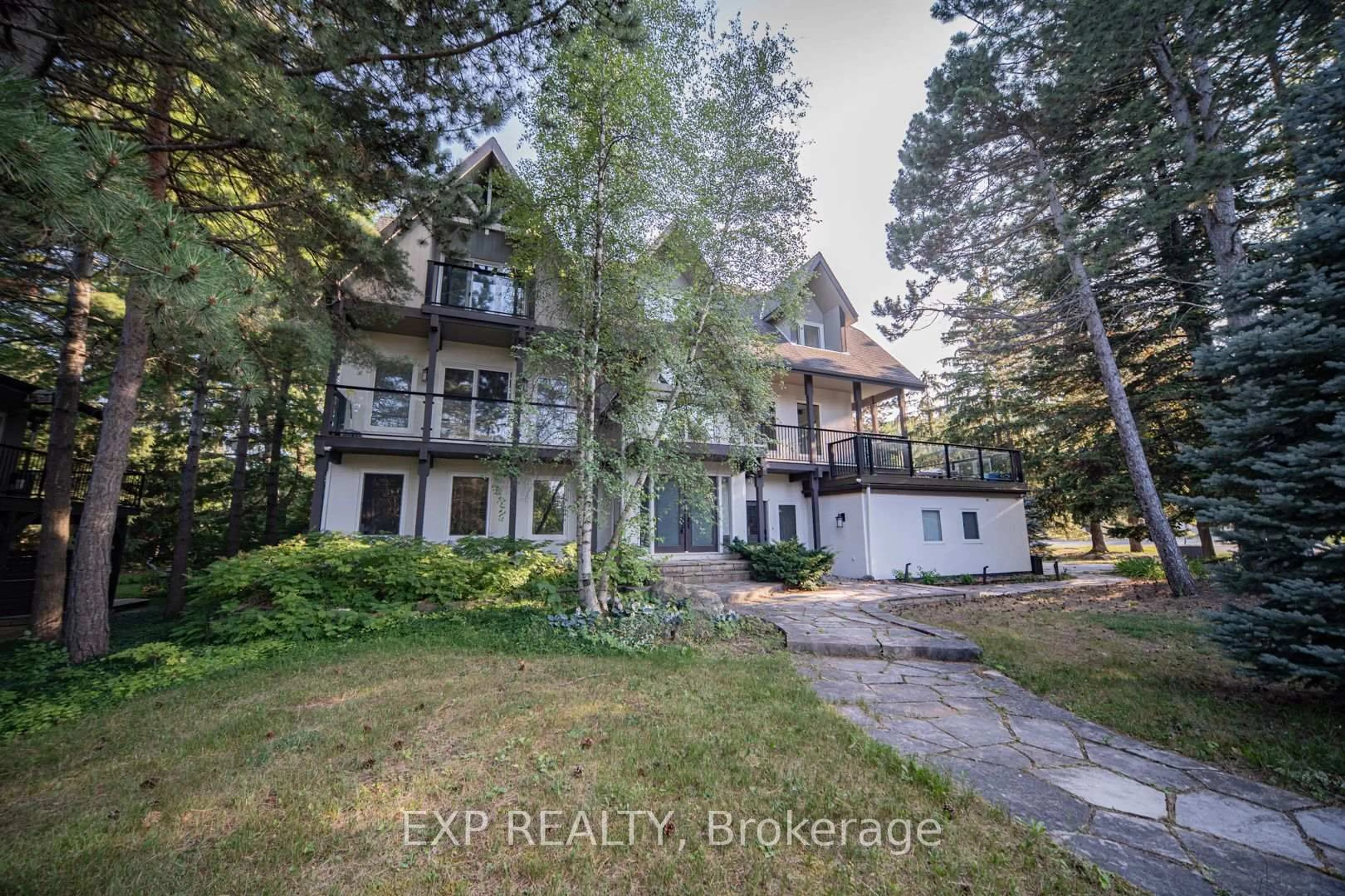 A pic from outside/outdoor area/front of a property/back of a property/a pic from drone, unknown for 106 Plater St, Blue Mountains Ontario L9Y 0R5