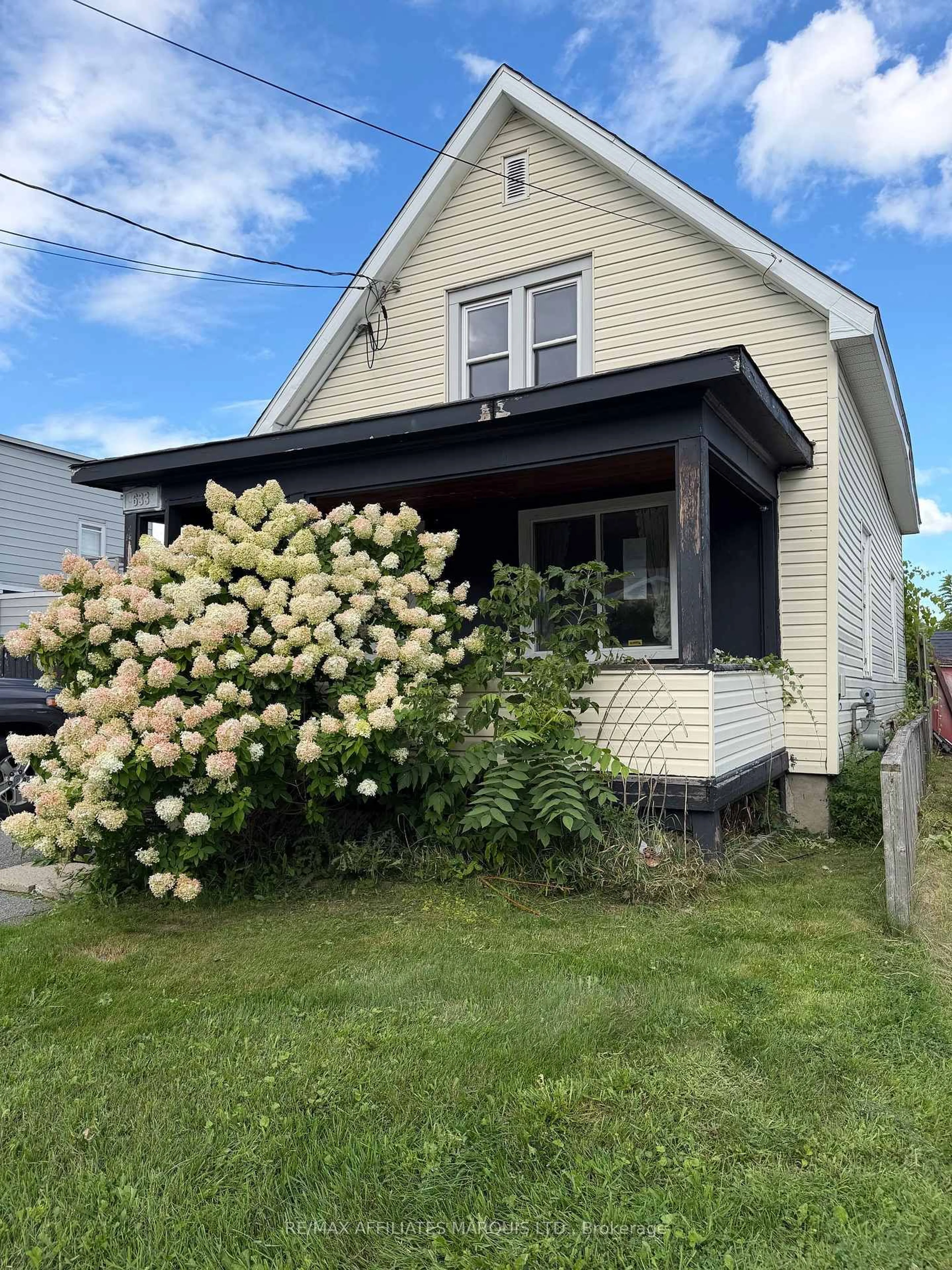 Home with vinyl exterior material, street for 633 Augustus St, Cornwall Ontario K6J 3X2