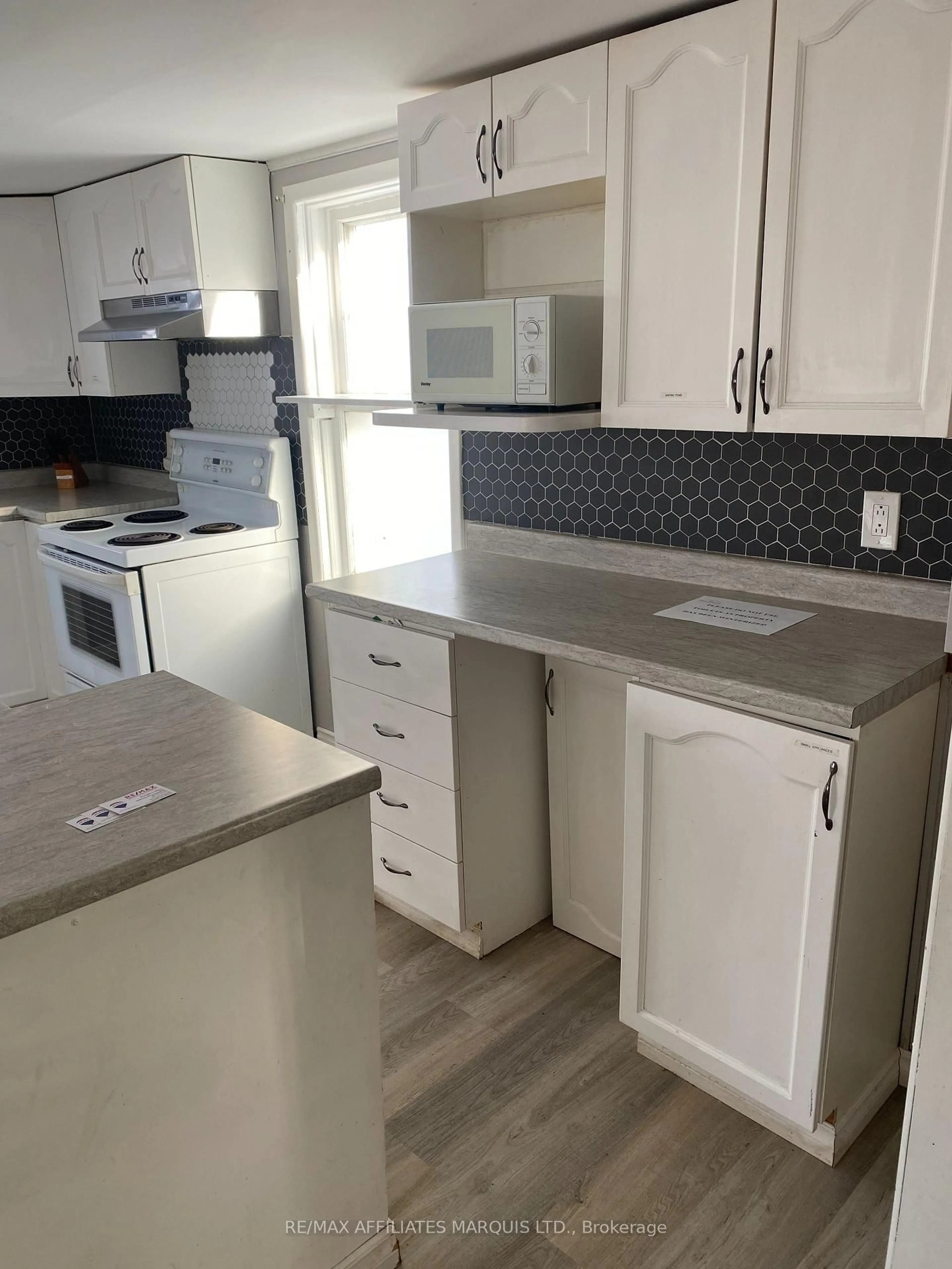 Standard kitchen, ceramic/tile floor for 633 Augustus St, Cornwall Ontario K6J 3X2