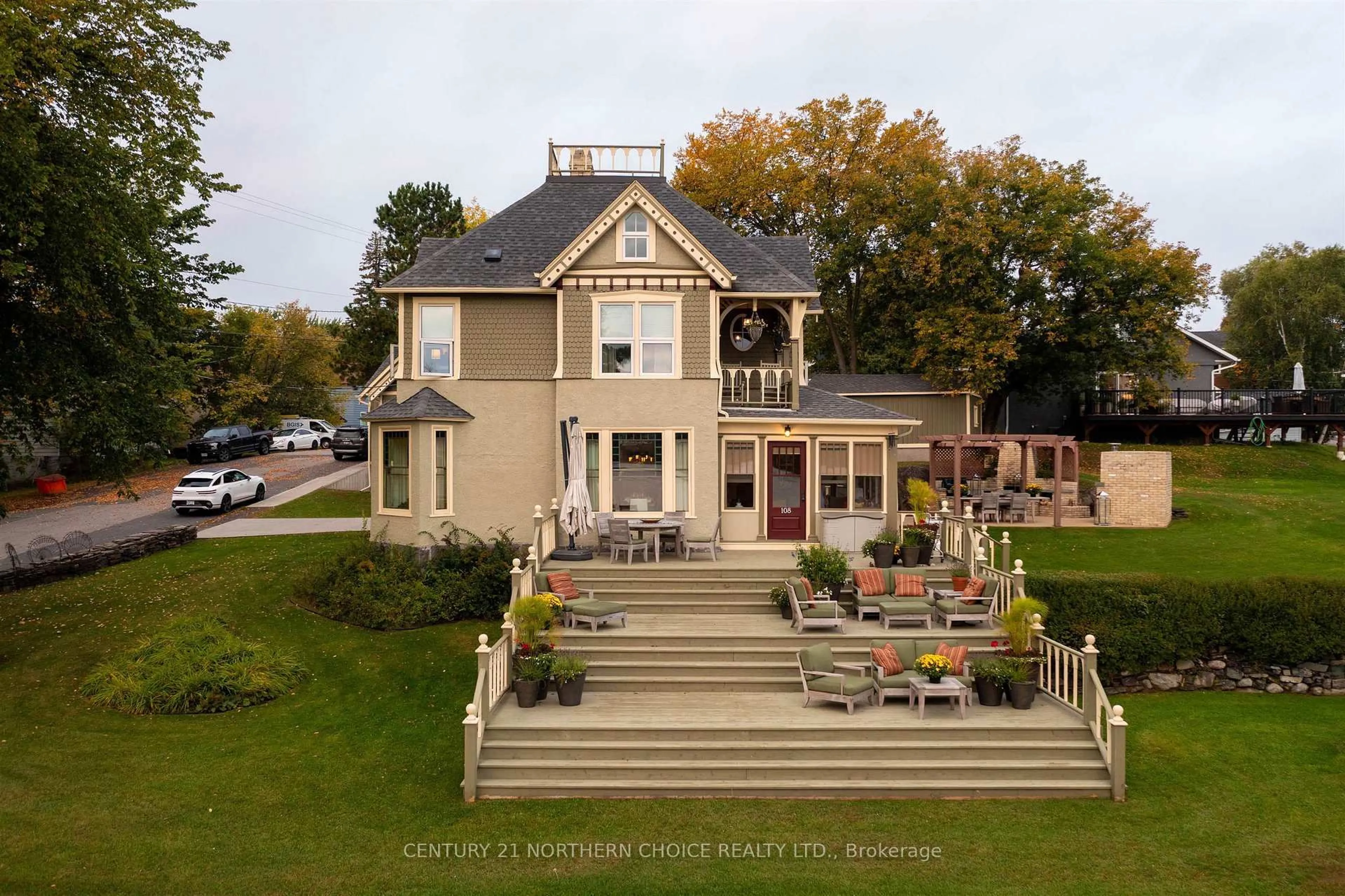 A pic from outside/outdoor area/front of a property/back of a property/a pic from drone, unknown for 108 Ottawa St, Kenora Ontario P0X 1C0
