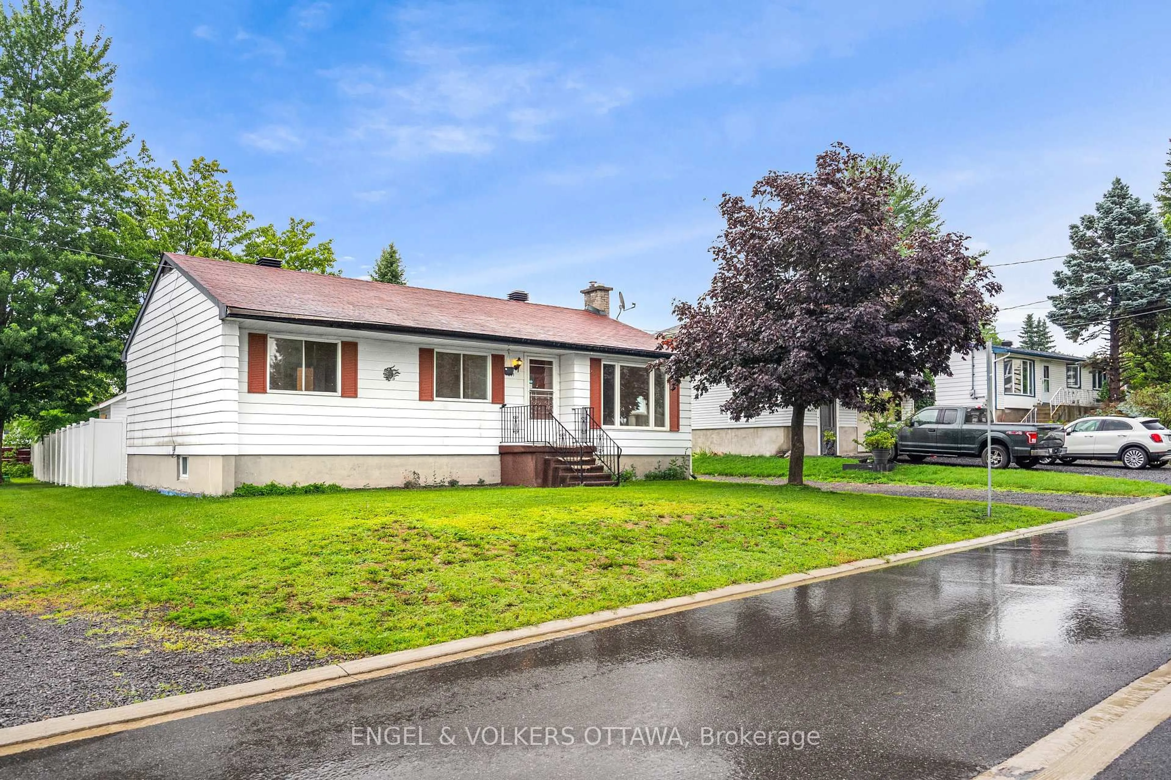 Home with vinyl exterior material, street for 871 Notre Dame St, Clarence-Rockland Ontario K4K 1G3